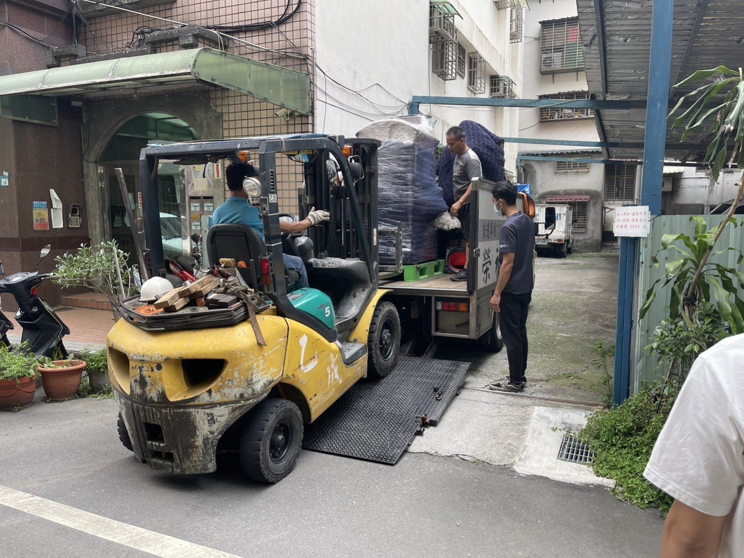 咖啡廠房商用烘豆機搬運、個人工作室烘豆機搬運、搬特殊重物商用烘豆機【榮福搬家】搬特殊重物落地型烘豆機、搬桌上型烘豆機、搬咖啡烘配去石機、搬咖啡烘焙剔石機、搬咖啡豆風選機、搬咖啡豆檢石機、搬咖啡豆選石機、營業用攪拌機搬運、營業用冰箱精緻包裝、營業用烤箱搬遷、麵包切割機、營業用冰箱搬遷、工作檯包裝,工作桌,台北搬家公司推薦:大台北搬家,精緻包裝搬運「細膩包裝、專業搬運、用心服務、以客為尊」是榮福搬家公司的宗旨與精神。歡迎立即來電02-2651-2727專人服務。 咖啡廠房商用烘豆機搬運、個人工作室烘豆機搬運、搬特殊重物商用烘豆機【榮福搬家】搬特殊重物落地型烘豆機、搬桌上型烘豆機、搬咖啡烘配去石機、搬咖啡烘焙剔石機、搬咖啡豆風選機、搬咖啡豆檢石機、搬咖啡豆選石機、營業用攪拌機搬運、營業用冰箱精緻包裝、營業用烤箱搬遷、麵包切割機、營業用冰箱搬遷、工作檯包裝,工作桌,台北搬家公司推薦:大台北搬家,精緻包裝搬運「細膩包裝、專業搬運、用心服務、以客為尊」是榮福搬家公司的宗旨與精神。歡迎立即來電02-2651-2727專人服務。
