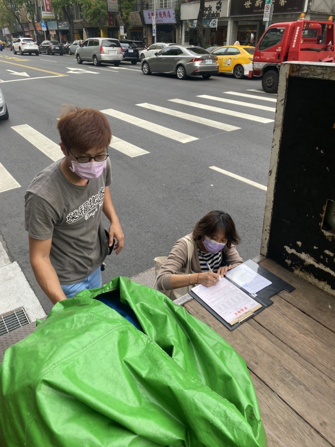 搬家公司推薦、台北搬家推薦【榮福搬家公司】個人倉儲搬運、南港搬家、基隆搬家、桃園搬家公司推薦、新北搬家公司推薦、百貨公司進撤櫃、專櫃進撤櫃、企業搬運服務、搬公司行號、廠房遷移、公司行號搬遷、政府機關搬遷、百貨專櫃遷移、學校單位搬遷、精緻包裝、家庭搬家、搬家紙箱、搬工計時、搬工服務、人力搬運、搬家車,針對顧客都秉持以用心實在專業搬家技巧,搬家實在用心值得您的信賴與選擇。歡迎來電咨詢02-2651-2727,榮福搬家有專員立即為您服務。 搬家公司推薦、台北搬家推薦【榮福搬家公司】個人倉儲搬運、南港搬家、基隆搬家、桃園搬家公司推薦、新北搬家公司推薦、百貨公司進撤櫃、專櫃進撤櫃、企業搬運服務、搬公司行號、廠房遷移、公司行號搬遷、政府機關搬遷、百貨專櫃遷移、學校單位搬遷、精緻包裝、家庭搬家、搬家紙箱、搬工計時、搬工服務、人力搬運、搬家車,針對顧客都秉持以用心實在專業搬家技巧,搬家實在用心值得您的信賴與選擇。歡迎來電咨詢02-2651-2727,榮福搬家有專員立即為您服務。