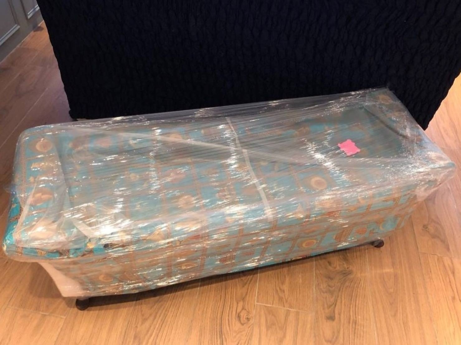 台北搬家公司推薦【榮福搬家公司】台北搬家、值得您來選擇:用膠膜將沙發反覆包裹多層,防刮傷、防塵防水氣。 台北搬家公司推薦【榮福搬家公司】台北搬家、值得您來選擇:用膠膜將沙發反覆包裹多層,防刮傷、防塵防水氣。