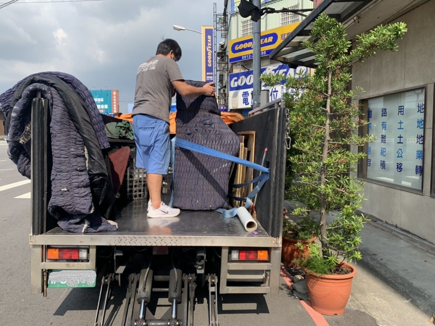 【榮福搬家公司】口碑第一、台北搬家推薦:回頭車鋼琴搬運不會因價格比搬家專車低就草率處理,榮福秉持以客為尊的精神、誠實經營才能合作長久的服務態度,值得您信賴。 【榮福搬家公司】口碑第一、台北搬家推薦:回頭車鋼琴搬運不會因價格比搬家專車低就草率處理,榮福秉持以客為尊的精神、誠實經營才能合作長久的服務態度,值得您信賴。