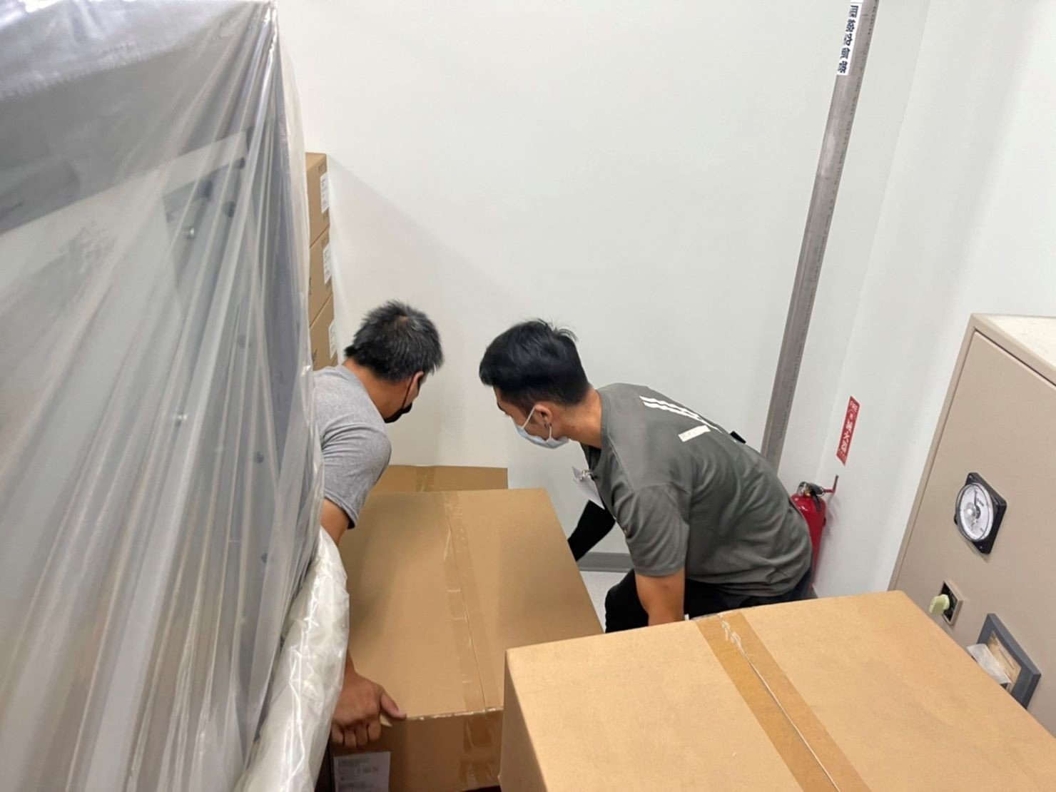 搬機器、搬設備、搬機器機櫃、搬UPS設備、搬電池櫃、搬旁路開關、搬重物【榮福搬家公司】、搬魚缸、搬鋼琴、搬金庫、人力搬運、搬按摩椅、搬家首選、吊掛搬運、吊金庫搬運、特殊重物搬運、單件重物搬運、搬醫療床、專搬重物、企業搬運服務、公司行號搬遷、搬遷、新北搬家公司推薦、搬家公司、基隆搬家、南港搬家、桃園搬家公司推薦、台北搬家公司推薦:大台北搬家,精緻包裝搬運「細膩包裝、專業搬運、用心服務、以客為尊」是榮福搬家公司的宗旨與精神。歡迎立即來電02-2651-2727專人服務。 搬機器、搬設備、搬機器機櫃、搬UPS設備、搬電池櫃、搬旁路開關、搬重物【榮福搬家公司】、搬魚缸、搬鋼琴、搬金庫、人力搬運、搬按摩椅、搬家首選、吊掛搬運、吊金庫搬運、特殊重物搬運、單件重物搬運、搬醫療床、專搬重物、企業搬運服務、公司行號搬遷、搬遷、新北搬家公司推薦、搬家公司、基隆搬家、南港搬家、桃園搬家公司推薦、台北搬家公司推薦:大台北搬家,精緻包裝搬運「細膩包裝、專業搬運、用心服務、以客為尊」是榮福搬家公司的宗旨與精神。歡迎立即來電02-2651-2727專人服務。