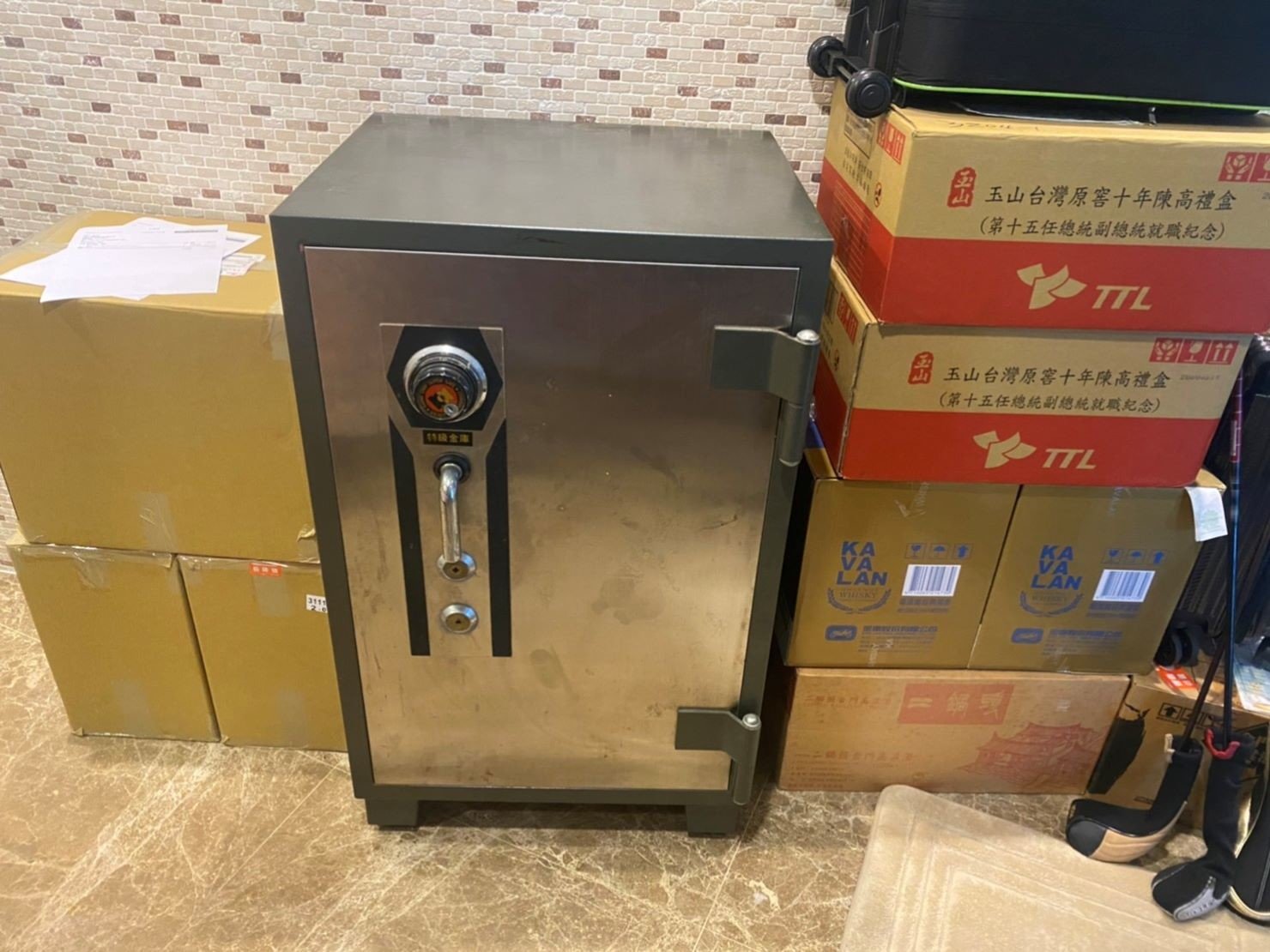 搬金庫推薦【榮福搬家公司】精搬金庫、搬保險櫃、精搬魚缸、跨縣搬家、搬工派遣、搬床墊、搬冰箱、搬家具、搬家首選、吊掛搬運、吊家具搬運、台北搬家公司推薦:大台北搬家,精緻包裝搬運「細膩包裝、專業搬運、用心服務、以客為尊」是榮福搬家公司的宗旨與精神。歡迎立即來電02-2651-2727專人服務。 搬金庫推薦【榮福搬家公司】精搬金庫、搬保險櫃、精搬魚缸、跨縣搬家、搬工派遣、搬床墊、搬冰箱、搬家具、搬家首選、吊掛搬運、吊家具搬運、台北搬家公司推薦:大台北搬家,精緻包裝搬運「細膩包裝、專業搬運、用心服務、以客為尊」是榮福搬家公司的宗旨與精神。歡迎立即來電02-2651-2727專人服務。