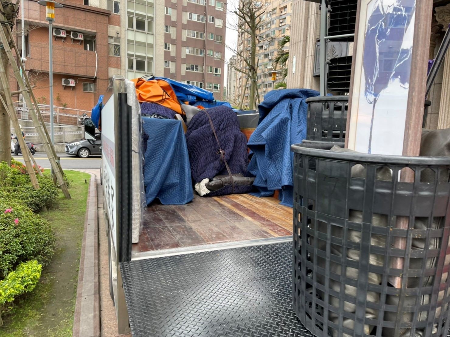 搬家公司推薦、新北搬家公司推薦【榮福搬家公司】口碑第一、搬家首選、南港搬家、桃園搬家公司推薦、台北搬家公司推薦、搬衣櫃、搬大型家具、搬家具、冰箱搬運、搬洗衣機、基隆搬家、搬家電、床墊搬運、搬金庫、搬保險櫃、搬公司行號、大型廚具搬運、各式各樣機台搬運、搬冷凍櫃、搬運動器材、店面搬遷、廠房遷移、百貨專櫃進撤櫃、家庭搬家、搬鋼琴、搬工計時、搬工服務、人力搬運、搬運、跨縣市搬家、重物搬運、魚缸搬運、搬按摩椅、搬電動醫療床、搬神桌、單件家具運送、吊家具搬運、搬家紙箱,針對顧客都秉持以用心實在專業搬家技巧,搬家實在用心值得您的信賴與選擇。歡迎來電咨詢02-2651-2727,榮福搬家有專員立即為您服務。系統式家具拆裝找專業的榮福搬家就對了。 搬家公司推薦、新北搬家公司推薦【榮福搬家公司】口碑第一、搬家首選、南港搬家、桃園搬家公司推薦、台北搬家公司推薦、搬衣櫃、搬大型家具、搬家具、冰箱搬運、搬洗衣機、基隆搬家、搬家電、床墊搬運、搬金庫、搬保險櫃、搬公司行號、大型廚具搬運、各式各樣機台搬運、搬冷凍櫃、搬運動器材、店面搬遷、廠房遷移、百貨專櫃進撤櫃、家庭搬家、搬鋼琴、搬工計時、搬工服務、人力搬運、搬運、跨縣市搬家、重物搬運、魚缸搬運、搬按摩椅、搬電動醫療床、搬神桌、單件家具運送、吊家具搬運、搬家紙箱,針對顧客都秉持以用心實在專業搬家技巧,搬家實在用心值得您的信賴與選擇。歡迎來電咨詢02-2651-2727,榮福搬家有專員立即為您服務。系統式家具拆裝找專業的榮福搬家就對了。