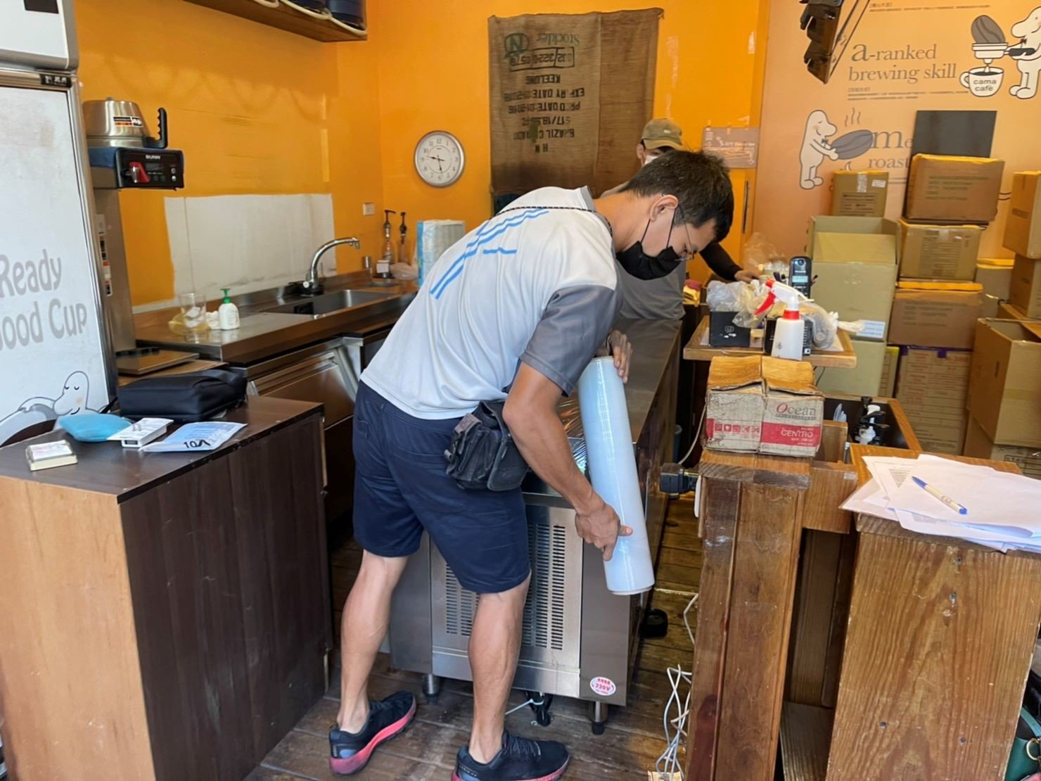 只需搬一件家具?搬運單一生財器具、營業用冰箱、【榮福搬家】餐飲集團撤櫃、百貨撤櫃、百貨餐飲撤櫃、撤櫃暫放倉儲、餐飲設備暫放倉儲、三門工作台冰箱、桌上型烘豆機、餐飲工作檯、營業用冰箱精緻包裝、營業用冰箱暫放倉儲、中島展示櫃精緻包裝、工作檯包裝,工作桌、長桌吧檯,台北搬家公司推薦:大台北搬家,精緻包裝搬運「細膩包裝、專業搬運、用心服務、以客為尊」是榮福搬家公司的宗旨與精神。歡迎立即來電02-2651-2727專人服務。 只需搬一件家具?搬運單一生財器具、營業用冰箱、【榮福搬家】餐飲集團撤櫃、百貨撤櫃、百貨餐飲撤櫃、撤櫃暫放倉儲、餐飲設備暫放倉儲、三門工作台冰箱、桌上型烘豆機、餐飲工作檯、營業用冰箱精緻包裝、營業用冰箱暫放倉儲、中島展示櫃精緻包裝、工作檯包裝,工作桌、長桌吧檯,台北搬家公司推薦:大台北搬家,精緻包裝搬運「細膩包裝、專業搬運、用心服務、以客為尊」是榮福搬家公司的宗旨與精神。歡迎立即來電02-2651-2727專人服務。