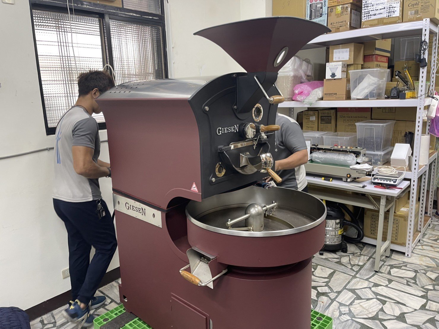 咖啡廠房商用烘豆機搬運、個人工作室烘豆機搬運、搬特殊重物商用烘豆機【榮福搬家】搬特殊重物落地型烘豆機、搬桌上型烘豆機、搬咖啡烘配去石機、搬咖啡烘焙剔石機、搬咖啡豆風選機、搬咖啡豆檢石機、搬咖啡豆選石機、營業用攪拌機搬運、營業用冰箱精緻包裝、營業用烤箱搬遷、麵包切割機、營業用冰箱搬遷、工作檯包裝,工作桌,台北搬家公司推薦:大台北搬家,精緻包裝搬運「細膩包裝、專業搬運、用心服務、以客為尊」是榮福搬家公司的宗旨與精神。歡迎立即來電02-2651-2727專人服務。 咖啡廠房商用烘豆機搬運、個人工作室烘豆機搬運、搬特殊重物商用烘豆機【榮福搬家】搬特殊重物落地型烘豆機、搬桌上型烘豆機、搬咖啡烘配去石機、搬咖啡烘焙剔石機、搬咖啡豆風選機、搬咖啡豆檢石機、搬咖啡豆選石機、營業用攪拌機搬運、營業用冰箱精緻包裝、營業用烤箱搬遷、麵包切割機、營業用冰箱搬遷、工作檯包裝,工作桌,台北搬家公司推薦:大台北搬家,精緻包裝搬運「細膩包裝、專業搬運、用心服務、以客為尊」是榮福搬家公司的宗旨與精神。歡迎立即來電02-2651-2727專人服務。