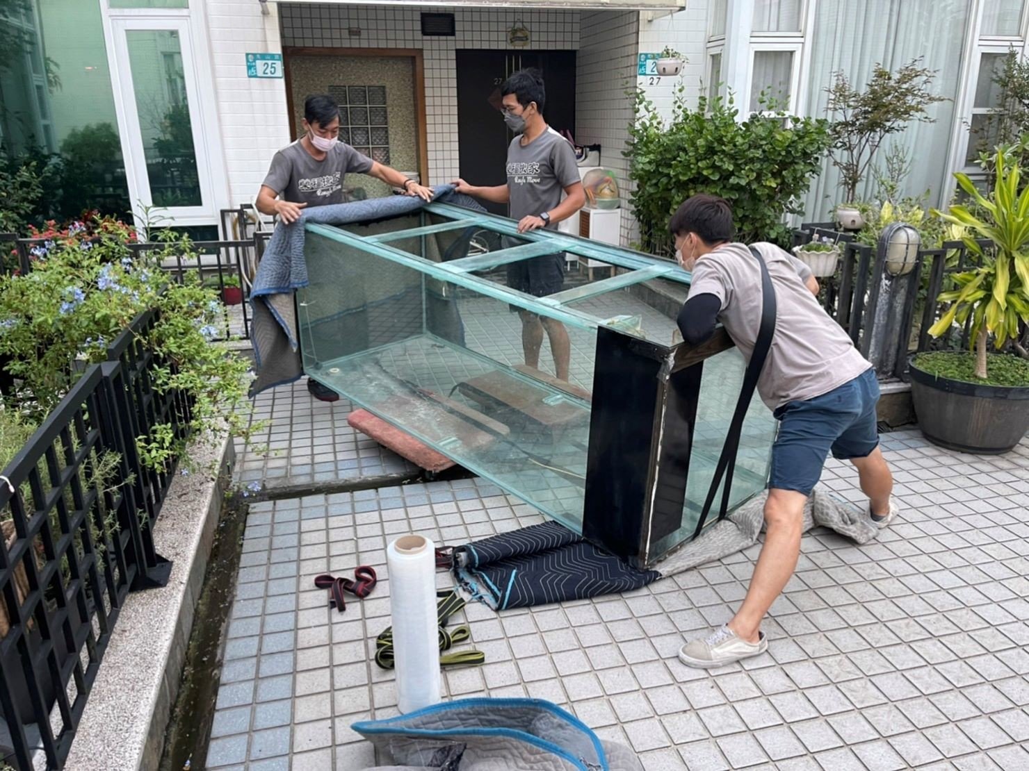特殊搬運、搬重物【榮福搬家公司】8尺玻璃魚缸、搬單一玻璃魚缸、水族魚缸、精搬魚缸、展示魚缸、風水魚缸、搬魚缸、家庭搬家、跨縣市搬家、搬工計時、人力搬運、、搬家首選、特殊重物搬運、專搬重物、搬重物技巧、新北搬家公司推薦、搬家車、搬家公司、基隆搬家、南港搬家、桃園搬家公司推薦、台北搬家公司推薦:大台北搬家,精緻包裝搬運「細膩包裝、專業搬運、用心服務、以客為尊」是榮福搬家公司的宗旨與精神。歡迎立即來電02-2651-2727專人服務。 特殊搬運、搬重物【榮福搬家公司】8尺玻璃魚缸、搬單一玻璃魚缸、水族魚缸、精搬魚缸、展示魚缸、風水魚缸、搬魚缸、家庭搬家、跨縣市搬家、搬工計時、人力搬運、、搬家首選、特殊重物搬運、專搬重物、搬重物技巧、新北搬家公司推薦、搬家車、搬家公司、基隆搬家、南港搬家、桃園搬家公司推薦、台北搬家公司推薦:大台北搬家,精緻包裝搬運「細膩包裝、專業搬運、用心服務、以客為尊」是榮福搬家公司的宗旨與精神。歡迎立即來電02-2651-2727專人服務。