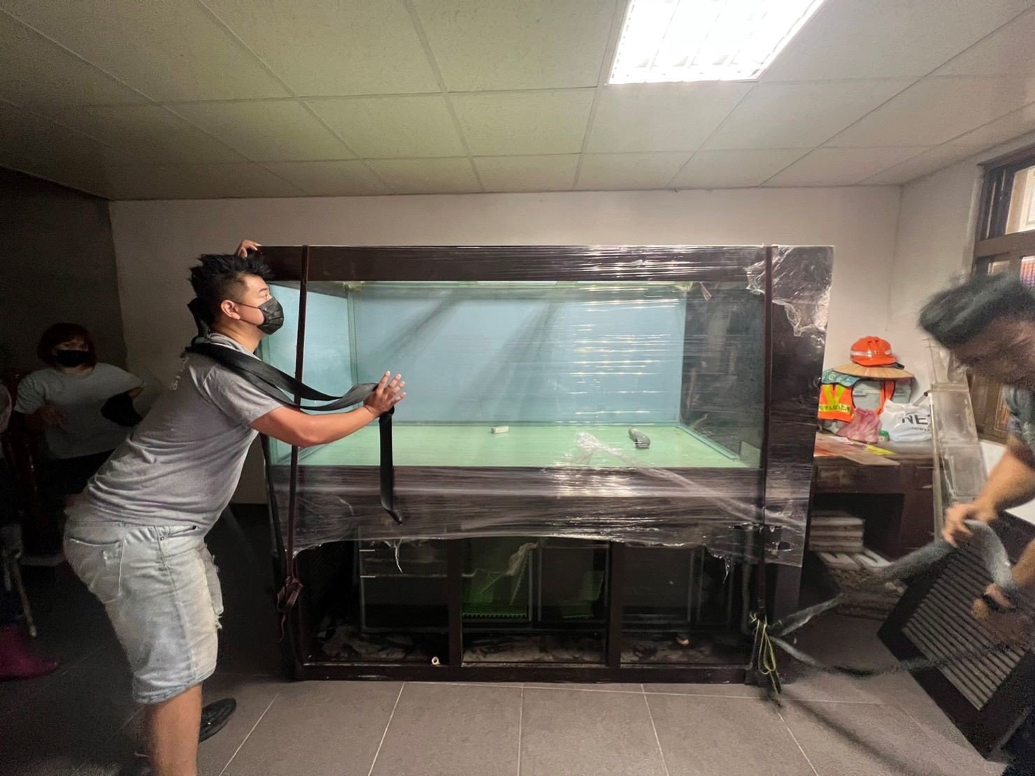 台北搬運7尺魚缸∣南港搬運7尺魚缸∣新北搬運7尺魚缸∣雙北搬運7尺魚缸∣汐止搬運7尺魚缸∣中永和搬運7尺魚缸∣板橋搬運7尺魚缸∣五股搬運7尺魚缸∣基隆搬運7尺魚缸∣桃園搬運7尺魚缸∣專業搬7尺魚缸【榮福搬家公司】具專業團隊擁有精緻包裝組及重物搬運組,能依據業主、顧客需求分派其專業團隊組,進行各尺魚缸專業安全搬運服務;給予最優質、放心各項搬家、搬運需求。 台北搬運7尺魚缸∣南港搬運7尺魚缸∣新北搬運7尺魚缸∣雙北搬運7尺魚缸∣汐止搬運7尺魚缸∣中永和搬運7尺魚缸∣板橋搬運7尺魚缸∣五股搬運7尺魚缸∣基隆搬運7尺魚缸∣桃園搬運7尺魚缸∣專業搬7尺魚缸【榮福搬家公司】具專業團隊擁有精緻包裝組及重物搬運組,能依據業主、顧客需求分派其專業團隊組,進行各尺魚缸專業安全搬運服務;給予最優質、放心各項搬家、搬運需求。