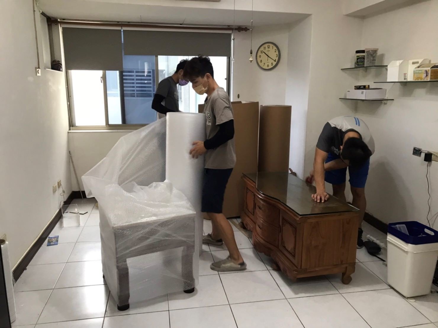 倉儲暫放精緻包裝、搬家公司推薦、新北搬家公司推薦【榮福搬家公司】基隆倉儲搬運搬家、南港倉儲搬運搬家、桃園倉儲搬運、台北倉儲搬運搬家、新北倉儲搬運搬家、板橋倉儲搬運搬家,【倉儲暫放唯一指定搬家公司】住家裝修倉儲暫放、精緻搬家、精緻包裝、倉儲暫放家具防護包裝防潮濕防蟲蛀、廚房家電倉儲包裝、紅木桌椅防潮防蟲倉儲暫放、搬家首選,大型家具搬運、台北搬家公司推薦:大台北搬家,精緻包裝搬運「細膩包裝、專業搬運、用心服務、以客為尊」是榮福搬家公司的宗旨與精神。歡迎立即來電02-2651-2727專人服務。 倉儲暫放精緻包裝、搬家公司推薦、新北搬家公司推薦【榮福搬家公司】基隆倉儲搬運搬家、南港倉儲搬運搬家、桃園倉儲搬運、台北倉儲搬運搬家、新北倉儲搬運搬家、板橋倉儲搬運搬家,【倉儲暫放唯一指定搬家公司】住家裝修倉儲暫放、精緻搬家、精緻包裝、倉儲暫放家具防護包裝防潮濕防蟲蛀、廚房家電倉儲包裝、紅木桌椅防潮防蟲倉儲暫放、搬家首選,大型家具搬運、台北搬家公司推薦:大台北搬家,精緻包裝搬運「細膩包裝、專業搬運、用心服務、以客為尊」是榮福搬家公司的宗旨與精神。歡迎立即來電02-2651-2727專人服務。
