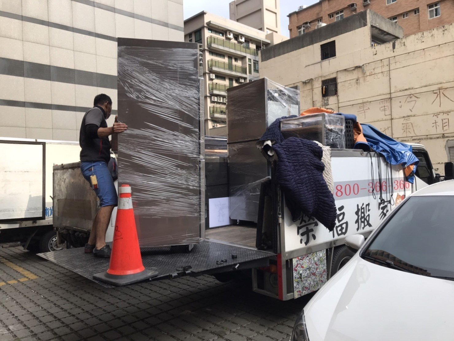 【榮福搬家】百貨烘焙店面搬遷、地下街烘焙店面搬遷、百貨甜點店面搬遷、地下街烘焙店面搬遷、麵包店搬遷、麵包陳列架搬遷、麵包展示架搬遷、店面搬遷、餐飲設備暫放、訂製餐桌椅精緻包裝、營業用攪拌機搬運、營業用冰箱精緻包裝、營業用烤箱搬遷、麵包切割機、營業用冰箱搬遷、工作檯包裝,工作桌,台北搬家公司推薦:大台北搬家,精緻包裝搬運「細膩包裝、專業搬運、用心服務、以客為尊」是榮福搬家公司的宗旨與精神。歡迎立即來電02-2651-2727專人服務。 【榮福搬家】百貨烘焙店面搬遷、地下街烘焙店面搬遷、百貨甜點店面搬遷、地下街烘焙店面搬遷、麵包店搬遷、麵包陳列架搬遷、麵包展示架搬遷、店面搬遷、餐飲設備暫放、訂製餐桌椅精緻包裝、營業用攪拌機搬運、營業用冰箱精緻包裝、營業用烤箱搬遷、麵包切割機、營業用冰箱搬遷、工作檯包裝,工作桌,台北搬家公司推薦:大台北搬家,精緻包裝搬運「細膩包裝、專業搬運、用心服務、以客為尊」是榮福搬家公司的宗旨與精神。歡迎立即來電02-2651-2727專人服務。