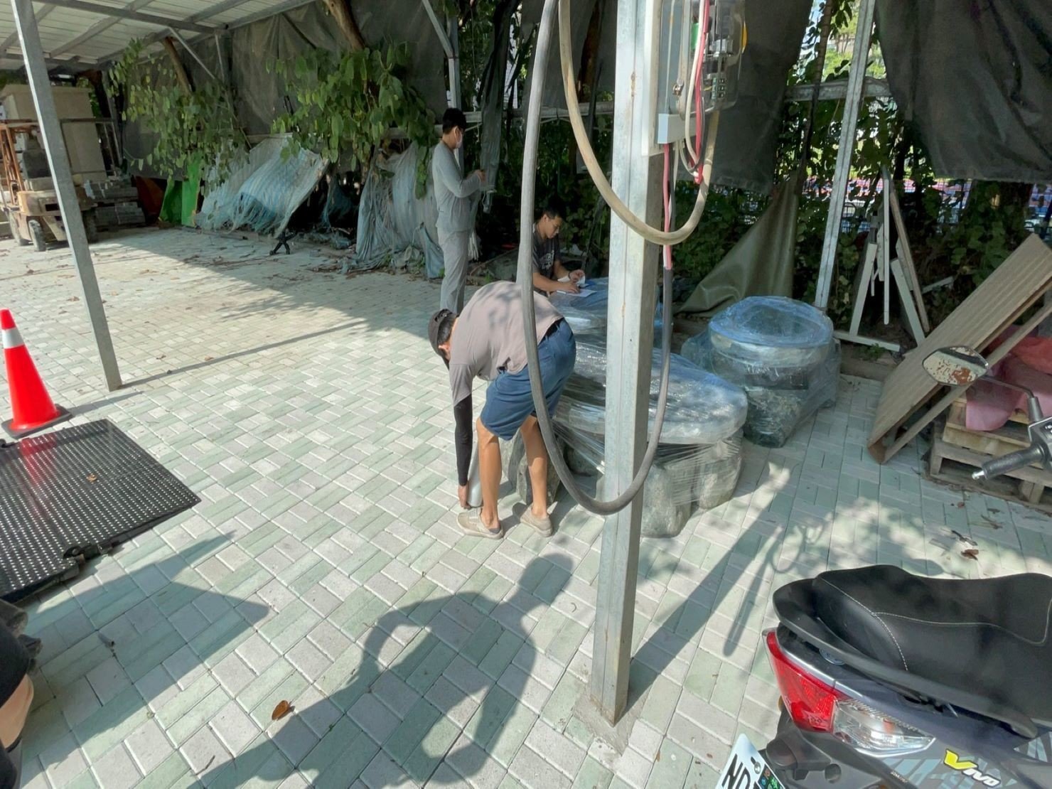 搬庭園造景設計景觀石桌椅【榮福搬家公司】石墩搬運、搬石桌椅、搬石頭桌椅、搬重物藝術品、搬家首選、吊掛搬運、吊家具搬運、特殊重物搬運、專搬重物、新北搬家推薦、搬家公司、基隆搬家、南港搬家、桃園搬家、板橋搬家、桃園搬家公司、台北搬家公司推薦、大台北搬家,各項搬家、搬運「細膩包裝、專業搬家及搬運、用心服務、以客為尊」是榮福搬家公司的宗旨與精神。歡迎立即來電02-2651-2727專人服務。 搬庭園造景設計景觀石桌椅【榮福搬家公司】石墩搬運、搬石桌椅、搬石頭桌椅、搬重物藝術品、搬家首選、吊掛搬運、吊家具搬運、特殊重物搬運、專搬重物、新北搬家推薦、搬家公司、基隆搬家、南港搬家、桃園搬家、板橋搬家、桃園搬家公司、台北搬家公司推薦、大台北搬家,各項搬家、搬運「細膩包裝、專業搬家及搬運、用心服務、以客為尊」是榮福搬家公司的宗旨與精神。歡迎立即來電02-2651-2727專人服務。