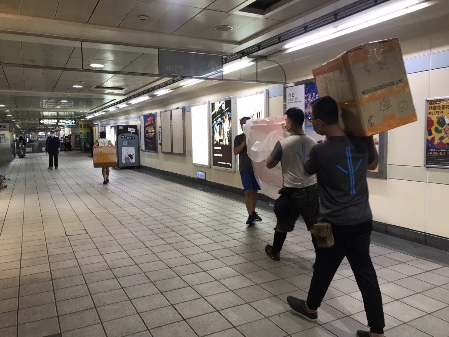 只需搬運單一重物?搬運單一自動販賣機、夾娃娃機、販賣機、自動咖啡機、公仔自動販賣機、特殊重物推薦【榮福搬家】專業包裝防護搬運「細膩包裝手法、專業搬運技巧、用心服務、以客為尊」是榮福搬家公司的宗旨與精神。歡迎立即來電02-2651-2727專人服務。 只需搬運單一重物?搬運單一自動販賣機、夾娃娃機、販賣機、自動咖啡機、公仔自動販賣機、特殊重物推薦【榮福搬家】專業包裝防護搬運「細膩包裝手法、專業搬運技巧、用心服務、以客為尊」是榮福搬家公司的宗旨與精神。歡迎立即來電02-2651-2727專人服務。
