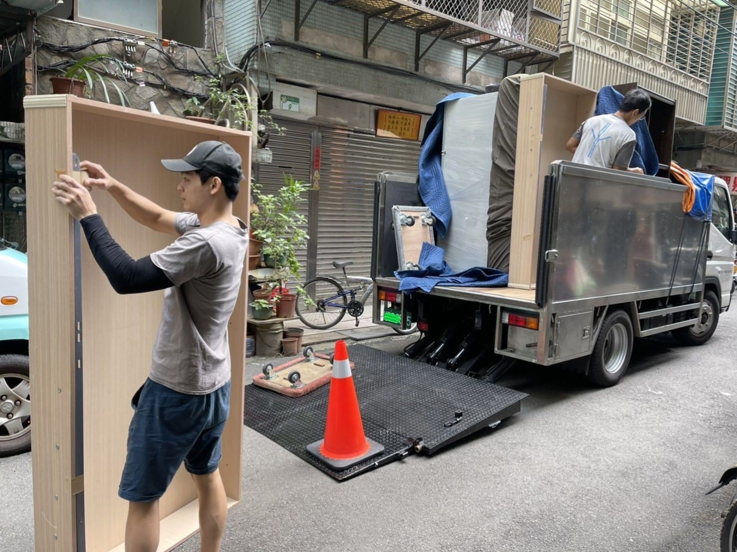 搬家公司推薦、新北搬家推薦、搬家首選【榮福搬家公司】南港搬家、桃園搬家公司推薦、台北搬家公司推薦、搬運大型家具、冰箱搬運、基隆搬家、大型家電搬運、床墊搬運、搬營業用冰箱、家庭搬家、鋼琴搬運、搬工、搬運、搬家紙箱、跨縣市搬家、搬家車、搬家估價,針對顧客都秉持以用心實在專業搬家技巧,搬家實在用心值得您的信賴與選擇。歡迎來電咨詢02-2651-2727,榮福搬家有專員立即為您服務。系統式家具拆裝找專業的榮福搬家就對了。 搬家公司推薦、新北搬家推薦、搬家首選【榮福搬家公司】南港搬家、桃園搬家公司推薦、台北搬家公司推薦、搬運大型家具、冰箱搬運、基隆搬家、大型家電搬運、床墊搬運、搬營業用冰箱、家庭搬家、鋼琴搬運、搬工、搬運、搬家紙箱、跨縣市搬家、搬家車、搬家估價,針對顧客都秉持以用心實在專業搬家技巧,搬家實在用心值得您的信賴與選擇。歡迎來電咨詢02-2651-2727,榮福搬家有專員立即為您服務。系統式家具拆裝找專業的榮福搬家就對了。