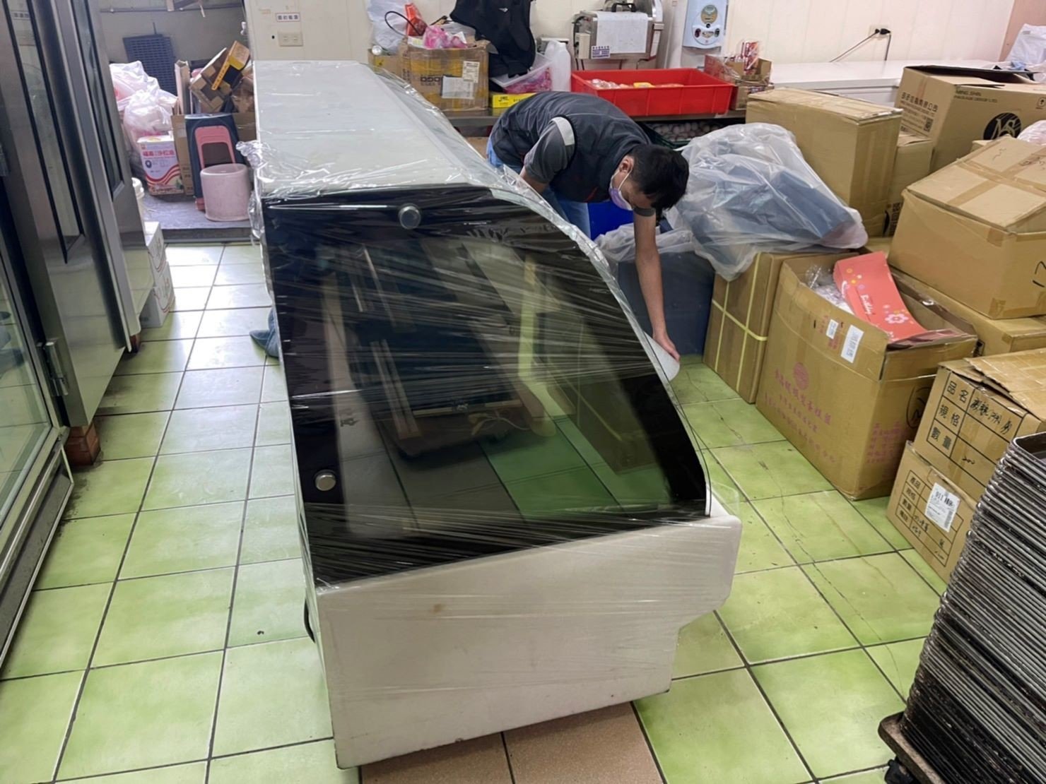 【榮福搬家】烘焙店面搬遷、甜點店面搬遷、麵包店搬遷、店面搬遷暫放倉儲、餐飲設備暫放倉儲、訂製餐桌椅精緻包裝、營業用攪拌機搬運、營業用冰箱精緻包裝、營業用烤箱搬遷、麵包切割機、營業用冰箱搬遷、工作檯包裝、蛋糕櫃,專業搬家公司司推薦:精緻包裝搬運「細膩包裝、專業搬運、用心服務、以客為尊」是榮福搬家公司的宗旨與精神。歡迎立即來電02-2651-2727專人服務。 【榮福搬家】烘焙店面搬遷、甜點店面搬遷、麵包店搬遷、店面搬遷暫放倉儲、餐飲設備暫放倉儲、訂製餐桌椅精緻包裝、營業用攪拌機搬運、營業用冰箱精緻包裝、營業用烤箱搬遷、麵包切割機、營業用冰箱搬遷、工作檯包裝、蛋糕櫃,專業搬家公司司推薦:精緻包裝搬運「細膩包裝、專業搬運、用心服務、以客為尊」是榮福搬家公司的宗旨與精神。歡迎立即來電02-2651-2727專人服務。
