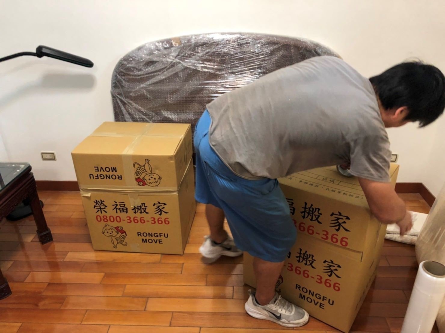 台北搬家公司推薦【榮福搬家公司】值得您來選擇:木製床邊櫃-以榮福搬家搬家用小紙箱一上一下套住,再用黃色透明膠帶將紙箱四周緊貼固定。 台北搬家公司推薦【榮福搬家公司】值得您來選擇:木製床邊櫃-以榮福搬家搬家用小紙箱一上一下套住,再用黃色透明膠帶將紙箱四周緊貼固定。