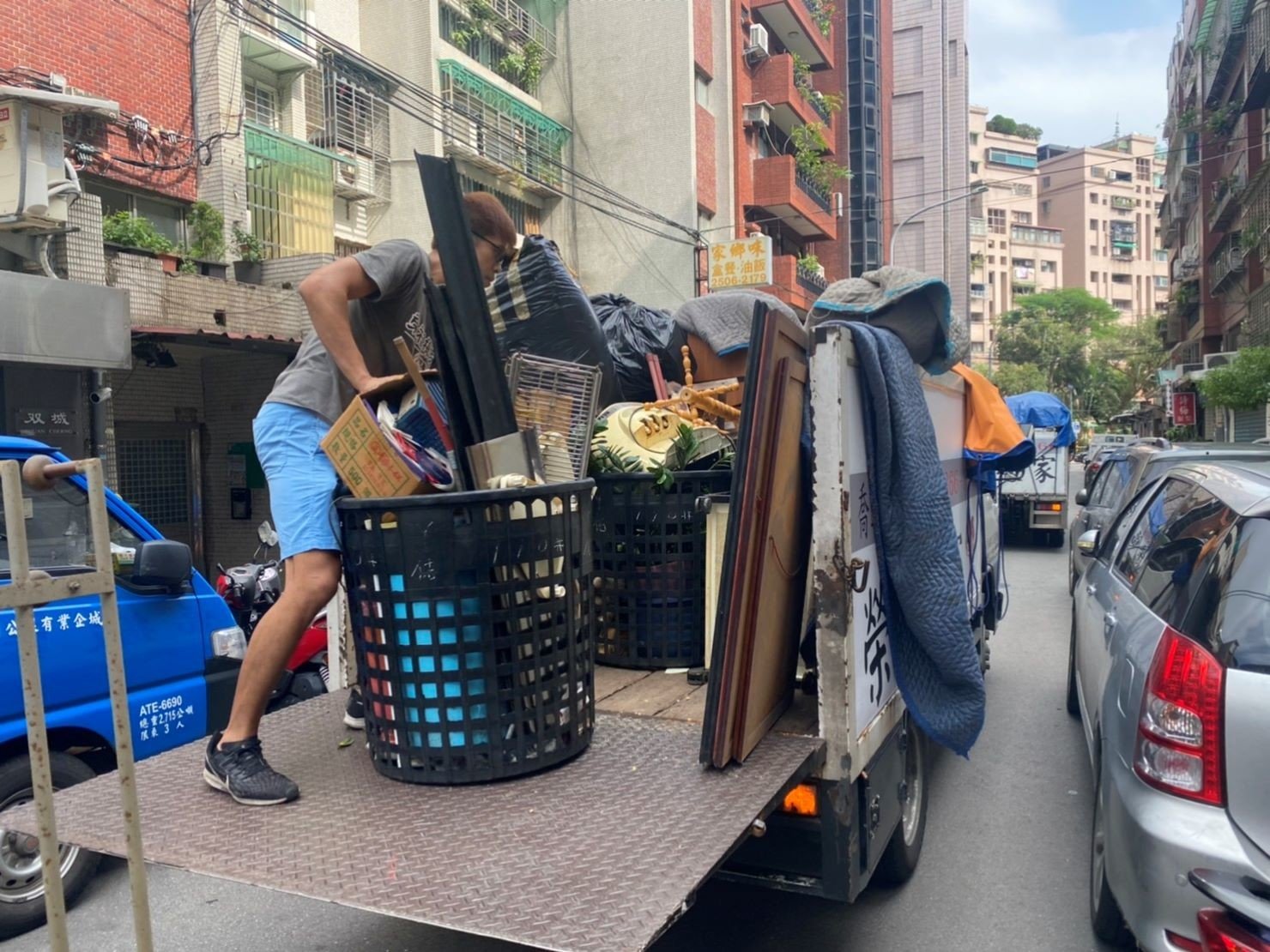 搬家推薦【榮福搬家】搬家口碑第一、台北搬家、新北搬家:【廢棄物處理清運、家庭家具垃圾處理】榮福搬家公司老舊家具廢棄處理服務,幫您從家中搬運載去廢棄處理廠丟棄。 搬家推薦【榮福搬家】搬家口碑第一、台北搬家、新北搬家:【廢棄物處理清運、家庭家具垃圾處理】榮福搬家公司老舊家具廢棄處理服務,幫您從家中搬運載去廢棄處理廠丟棄。
