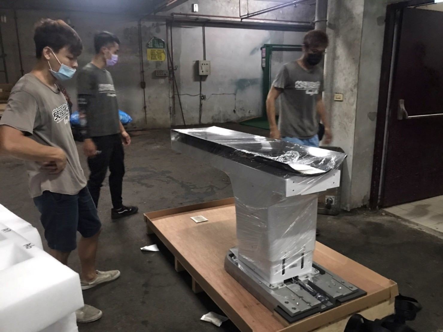 特殊搬運、搬重物【榮福搬家】醫療器材、醫療設備搬運、斷層掃苗儀器搬運、搬單一物件、南港搬家、桃園搬家公司推薦、新北搬家公司推薦、可配合醫院搬運、生技科學儀器搬運、海關箱待拆、醫療儀器專業搬運、廠房遷移、公司行號搬、專搬重物、搬工服務、人力搬運,針對顧客都秉持以用心實在專業搬家技巧,搬家實在用心值得您的信賴與選擇。歡迎來電咨詢02-2651-2727,榮福搬家有專員立即為您服務。 特殊搬運、搬重物【榮福搬家】醫療器材、醫療設備搬運、斷層掃苗儀器搬運、搬單一物件、南港搬家、桃園搬家公司推薦、新北搬家公司推薦、可配合醫院搬運、生技科學儀器搬運、海關箱待拆、醫療儀器專業搬運、廠房遷移、公司行號搬、專搬重物、搬工服務、人力搬運,針對顧客都秉持以用心實在專業搬家技巧,搬家實在用心值得您的信賴與選擇。歡迎來電咨詢02-2651-2727,榮福搬家有專員立即為您服務。