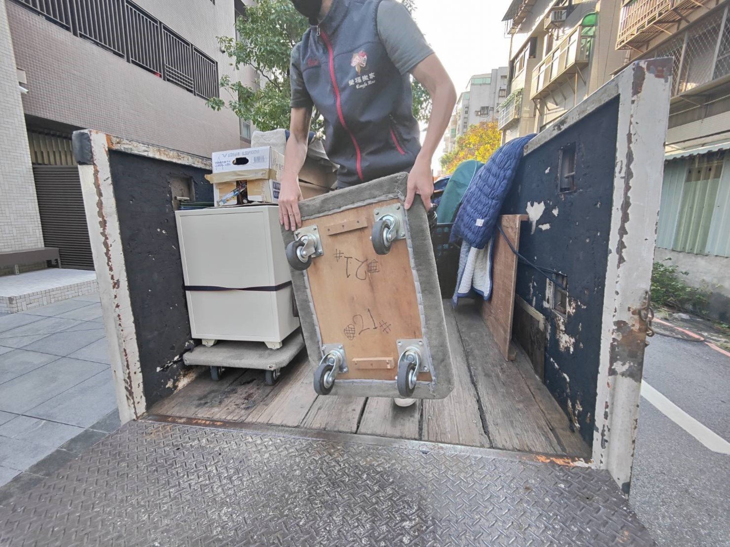 專人到府打包、尺寸較大家具以樓梯搬運作業、歐美規格沙發以樓梯搬運、搬家公司推薦、新北搬家公司推薦【榮福搬家公司】基隆搬家、南港搬家、桃園搬家公司推薦、家庭搬家、精緻搬家、精緻包裝、打包裝箱、跨縣市搬家、貴重家具精緻包裝、人工搬運、搬家具、白土報紙、搬家首選、搬家紙箱、氣泡捲、膠膜、黃色透明膠帶、大型家具搬運、台北搬家公司推薦:大台北搬家,精緻包裝搬運「細膩包裝、專業搬運、用心服務、以客為尊」是榮福搬家公司的宗旨與精神。歡迎立即來電02-2651-2727專人服務。 專人到府打包、尺寸較大家具以樓梯搬運作業、歐美規格沙發以樓梯搬運、搬家公司推薦、新北搬家公司推薦【榮福搬家公司】基隆搬家、南港搬家、桃園搬家公司推薦、家庭搬家、精緻搬家、精緻包裝、打包裝箱、跨縣市搬家、貴重家具精緻包裝、人工搬運、搬家具、白土報紙、搬家首選、搬家紙箱、氣泡捲、膠膜、黃色透明膠帶、大型家具搬運、台北搬家公司推薦:大台北搬家,精緻包裝搬運「細膩包裝、專業搬運、用心服務、以客為尊」是榮福搬家公司的宗旨與精神。歡迎立即來電02-2651-2727專人服務。