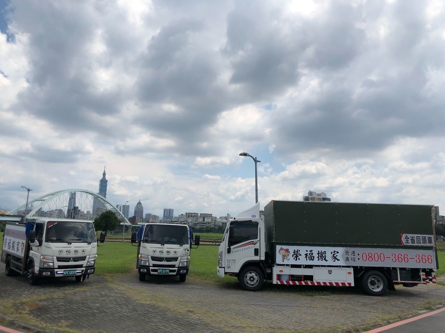 搬家公司【榮福搬家公司】值得您的信賴與選擇:選擇榮福搬家回頭車服務一樣是高品質的搬遷,生意合作是要做長久的,不會因顧客選擇不同搬遷服務方案,服務品質就會有所差異。 搬家公司【榮福搬家公司】值得您的信賴與選擇:選擇榮福搬家回頭車服務一樣是高品質的搬遷,生意合作是要做長久的,不會因顧客選擇不同搬遷服務方案,服務品質就會有所差異。