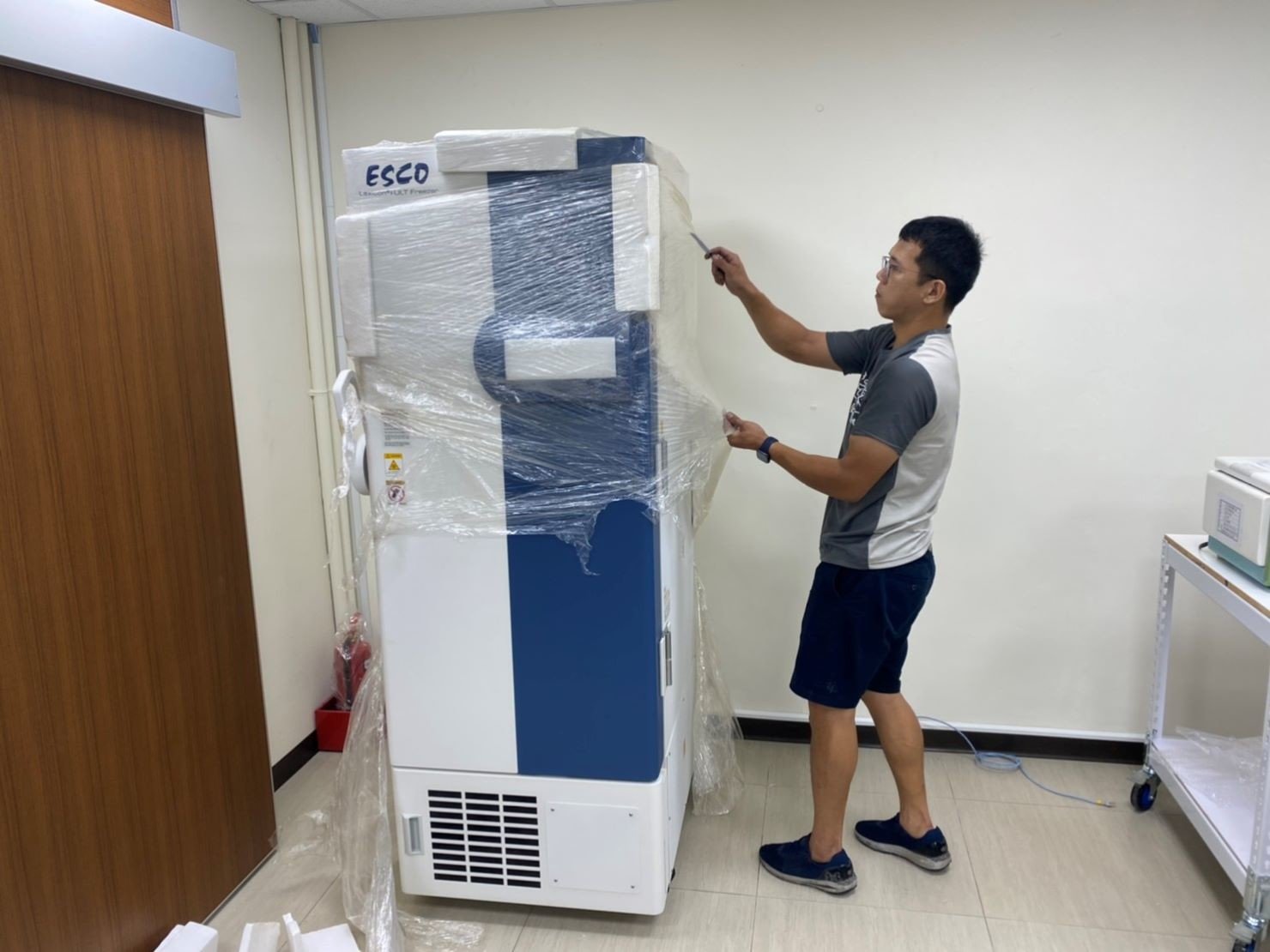實驗室設備搬遷、搬生醫設備、搬重物【榮福搬家公司】實驗室遷移、搬冷凍櫃、搬-86度立式超低溫冰箱、搬直立式冷凍櫃、大型廚房設備搬運、搬機械設備、精密儀器、醫療器材搬運、搬洗衣機、搬披薩窯、精搬金庫、搬保險櫃、精搬魚缸、精搬鋼琴、跨縣市搬家、搬工計時、人力搬運、搬運、大型健身器材搬運、搬大型運動設備、搬營業用冰箱、搬臥式工作檯冰箱、烤箱搬運、搬營業用製冰機、店面搬遷、廠房遷移、企業搬運服務、搬家首選、吊掛搬運、吊家具搬運、特殊重物搬運、專搬重物、新北搬家推薦、搬家公司、基隆搬家、南港搬家、桃園搬家公司、台北搬家公司推薦:大台北搬家,精緻包裝搬運「細膩包裝、專業搬運、用心服務、以客為尊」是榮福搬家公司的宗旨與精神。歡迎立即來電02-2651-2727專人服務。 實驗室設備搬遷、搬生醫設備、搬重物【榮福搬家公司】實驗室遷移、搬冷凍櫃、搬-86度立式超低溫冰箱、搬直立式冷凍櫃、大型廚房設備搬運、搬機械設備、精密儀器、醫療器材搬運、搬洗衣機、搬披薩窯、精搬金庫、搬保險櫃、精搬魚缸、精搬鋼琴、跨縣市搬家、搬工計時、人力搬運、搬運、大型健身器材搬運、搬大型運動設備、搬營業用冰箱、搬臥式工作檯冰箱、烤箱搬運、搬營業用製冰機、店面搬遷、廠房遷移、企業搬運服務、搬家首選、吊掛搬運、吊家具搬運、特殊重物搬運、專搬重物、新北搬家推薦、搬家公司、基隆搬家、南港搬家、桃園搬家公司、台北搬家公司推薦:大台北搬家,精緻包裝搬運「細膩包裝、專業搬運、用心服務、以客為尊」是榮福搬家公司的宗旨與精神。歡迎立即來電02-2651-2727專人服務。