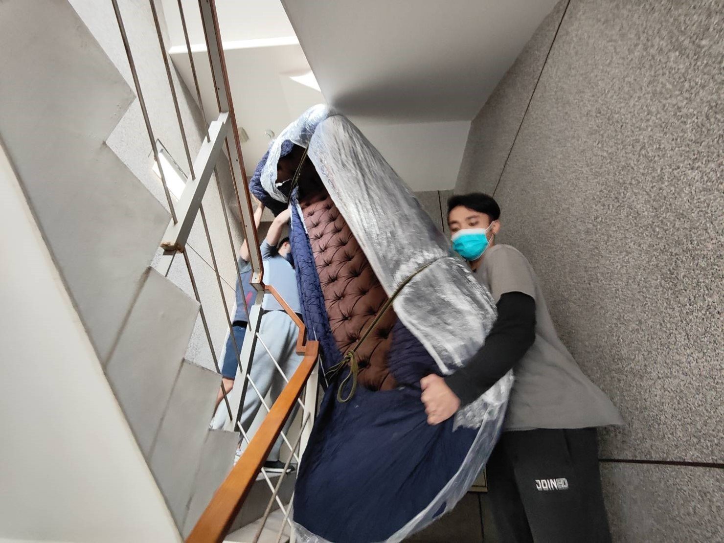 專人到府打包、尺寸較大家具以樓梯搬運作業、歐美規格沙發以樓梯搬運、搬家公司推薦、新北搬家公司推薦【榮福搬家公司】基隆搬家、南港搬家、桃園搬家公司推薦、家庭搬家、精緻搬家、精緻包裝、打包裝箱、跨縣市搬家、貴重家具精緻包裝、人工搬運、搬家具、白土報紙、搬家首選、搬家紙箱、氣泡捲、膠膜、黃色透明膠帶、大型家具搬運、台北搬家公司推薦:大台北搬家,精緻包裝搬運「細膩包裝、專業搬運、用心服務、以客為尊」是榮福搬家公司的宗旨與精神。歡迎立即來電02-2651-2727專人服務。 專人到府打包、尺寸較大家具以樓梯搬運作業、歐美規格沙發以樓梯搬運、搬家公司推薦、新北搬家公司推薦【榮福搬家公司】基隆搬家、南港搬家、桃園搬家公司推薦、家庭搬家、精緻搬家、精緻包裝、打包裝箱、跨縣市搬家、貴重家具精緻包裝、人工搬運、搬家具、白土報紙、搬家首選、搬家紙箱、氣泡捲、膠膜、黃色透明膠帶、大型家具搬運、台北搬家公司推薦:大台北搬家,精緻包裝搬運「細膩包裝、專業搬運、用心服務、以客為尊」是榮福搬家公司的宗旨與精神。歡迎立即來電02-2651-2727專人服務。