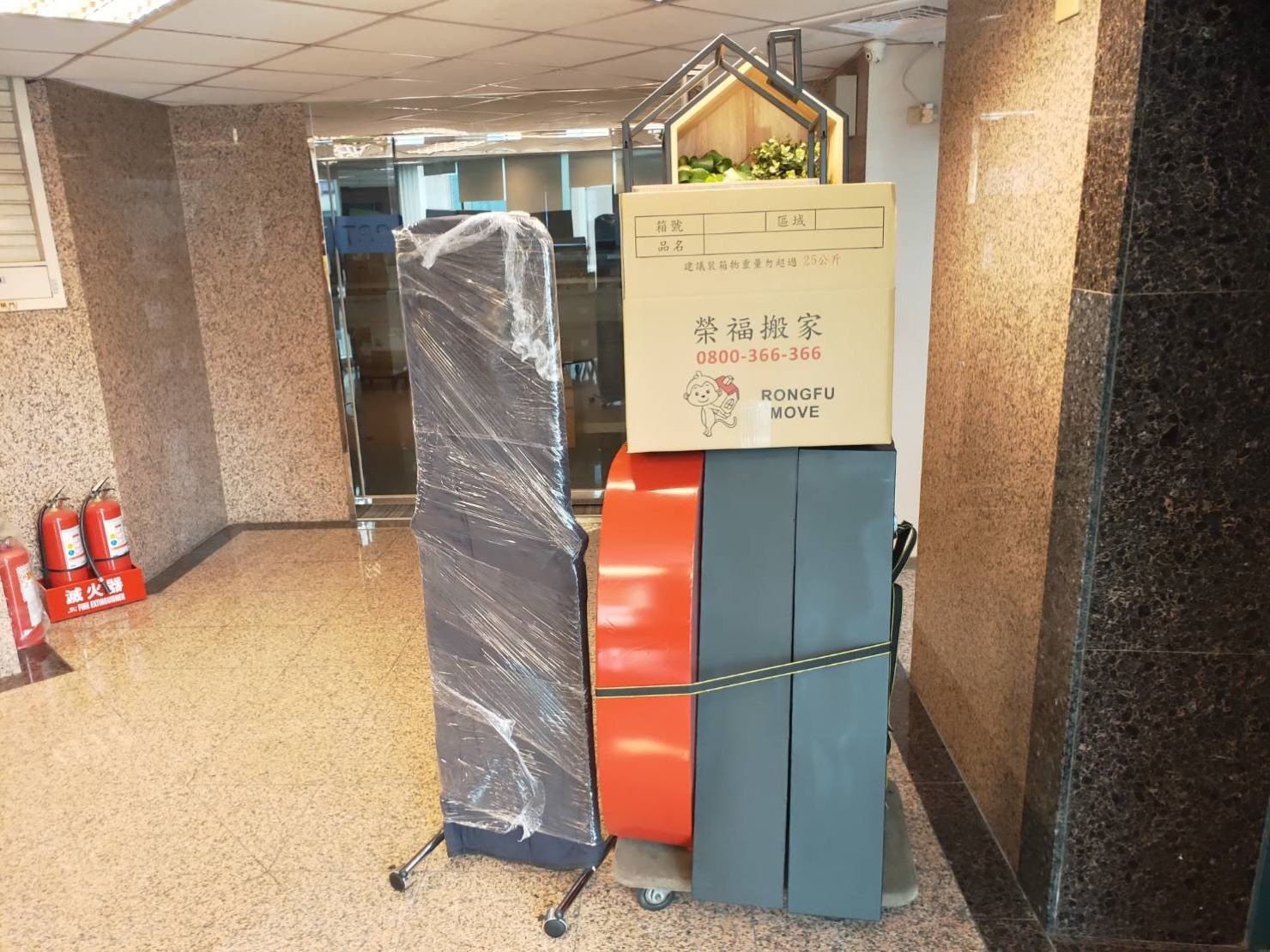 搬公司行號【榮福搬家】口碑第一、台北搬家:連身鏡及小物打包後,以拖板車運送下樓至貨車上擺放 搬公司行號【榮福搬家】口碑第一、台北搬家:連身鏡及小物打包後,以拖板車運送下樓至貨車上擺放