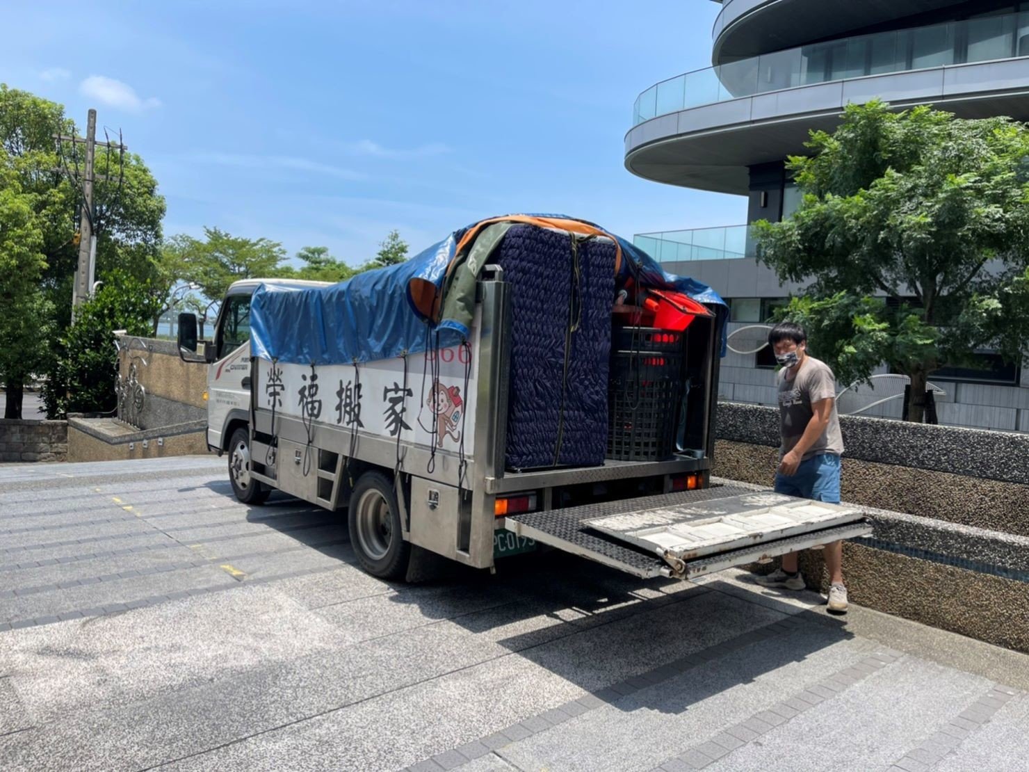 只需搬一件家具?搬運單一家具【榮福搬家公司】洗脫烘三合一洗衣機,LG雙能洗,洗碗機、烘碗機、沙發、冰箱、家庭搬家、跨縣市搬家、搬工計時、搬家具、搬家首選、特殊重物搬運、專搬重物、搬重物技巧、新北搬家公司推薦、搬家車、搬家公司、基隆搬家、南港搬家、桃園搬家公司推薦、台北搬家公司推薦:大台北搬家,精緻包裝搬運「細膩包裝、專業搬運、用心服務、以客為尊」是榮福搬家公司的宗旨與精神。歡迎立即來電02-2651-2727專人服務。 只需搬一件家具?搬運單一家具【榮福搬家公司】洗脫烘三合一洗衣機,LG雙能洗,洗碗機、烘碗機、沙發、冰箱、家庭搬家、跨縣市搬家、搬工計時、搬家具、搬家首選、特殊重物搬運、專搬重物、搬重物技巧、新北搬家公司推薦、搬家車、搬家公司、基隆搬家、南港搬家、桃園搬家公司推薦、台北搬家公司推薦:大台北搬家,精緻包裝搬運「細膩包裝、專業搬運、用心服務、以客為尊」是榮福搬家公司的宗旨與精神。歡迎立即來電02-2651-2727專人服務。