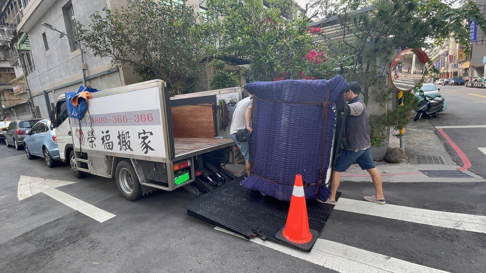 鋼琴搬運費用、搬重物【榮福搬家公司】搬平台式鋼琴、三角演奏琴搬運、單件重物搬運、石墩搬運、搬醫療床、搬石頭桌椅、搬電動床、搬洗衣機、搬披薩窯、精搬金庫、搬保險櫃、精搬魚缸、精搬鋼琴、跨縣市搬家、搬工計時、人力搬運、搬運、床墊搬運、搬醫療電動床、搬營業用冰箱、搬家具、搬家首選、吊掛搬運、吊家具搬運、特殊重物搬運、專搬重物、新北搬家公司推薦、搬家公司、基隆搬家、南港搬家、桃園搬家公司推薦、台北搬家公司推薦:大台北搬家,精緻包裝搬運「細膩包裝、專業搬運、用心服務、以客為尊」是榮福搬家公司的宗旨與精神。歡迎立即來電02-2651-2727專人服務。 鋼琴搬運費用、搬重物【榮福搬家公司】搬平台式鋼琴、三角演奏琴搬運、單件重物搬運、石墩搬運、搬醫療床、搬石頭桌椅、搬電動床、搬洗衣機、搬披薩窯、精搬金庫、搬保險櫃、精搬魚缸、精搬鋼琴、跨縣市搬家、搬工計時、人力搬運、搬運、床墊搬運、搬醫療電動床、搬營業用冰箱、搬家具、搬家首選、吊掛搬運、吊家具搬運、特殊重物搬運、專搬重物、新北搬家公司推薦、搬家公司、基隆搬家、南港搬家、桃園搬家公司推薦、台北搬家公司推薦:大台北搬家,精緻包裝搬運「細膩包裝、專業搬運、用心服務、以客為尊」是榮福搬家公司的宗旨與精神。歡迎立即來電02-2651-2727專人服務。