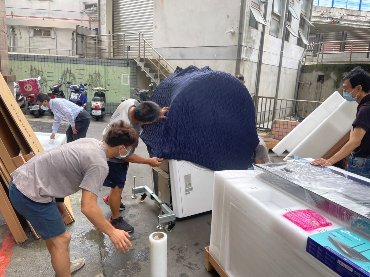 特殊搬運、搬重物【榮福搬家】醫療器材、醫療設備搬運、斷層掃苗儀器搬運、搬單一物件、南港搬家、桃園搬家公司推薦、新北搬家公司推薦、可配合醫院搬運、生技科學儀器搬運、海關箱待拆、醫療儀器專業搬運、廠房遷移、公司行號搬、專搬重物、搬工服務、人力搬運,針對顧客都秉持以用心實在專業搬家技巧,搬家實在用心值得您的信賴與選擇。歡迎來電咨詢02-2651-2727,榮福搬家有專員立即為您服務。 特殊搬運、搬重物【榮福搬家】醫療器材、醫療設備搬運、斷層掃苗儀器搬運、搬單一物件、南港搬家、桃園搬家公司推薦、新北搬家公司推薦、可配合醫院搬運、生技科學儀器搬運、海關箱待拆、醫療儀器專業搬運、廠房遷移、公司行號搬、專搬重物、搬工服務、人力搬運,針對顧客都秉持以用心實在專業搬家技巧,搬家實在用心值得您的信賴與選擇。歡迎來電咨詢02-2651-2727,榮福搬家有專員立即為您服務。