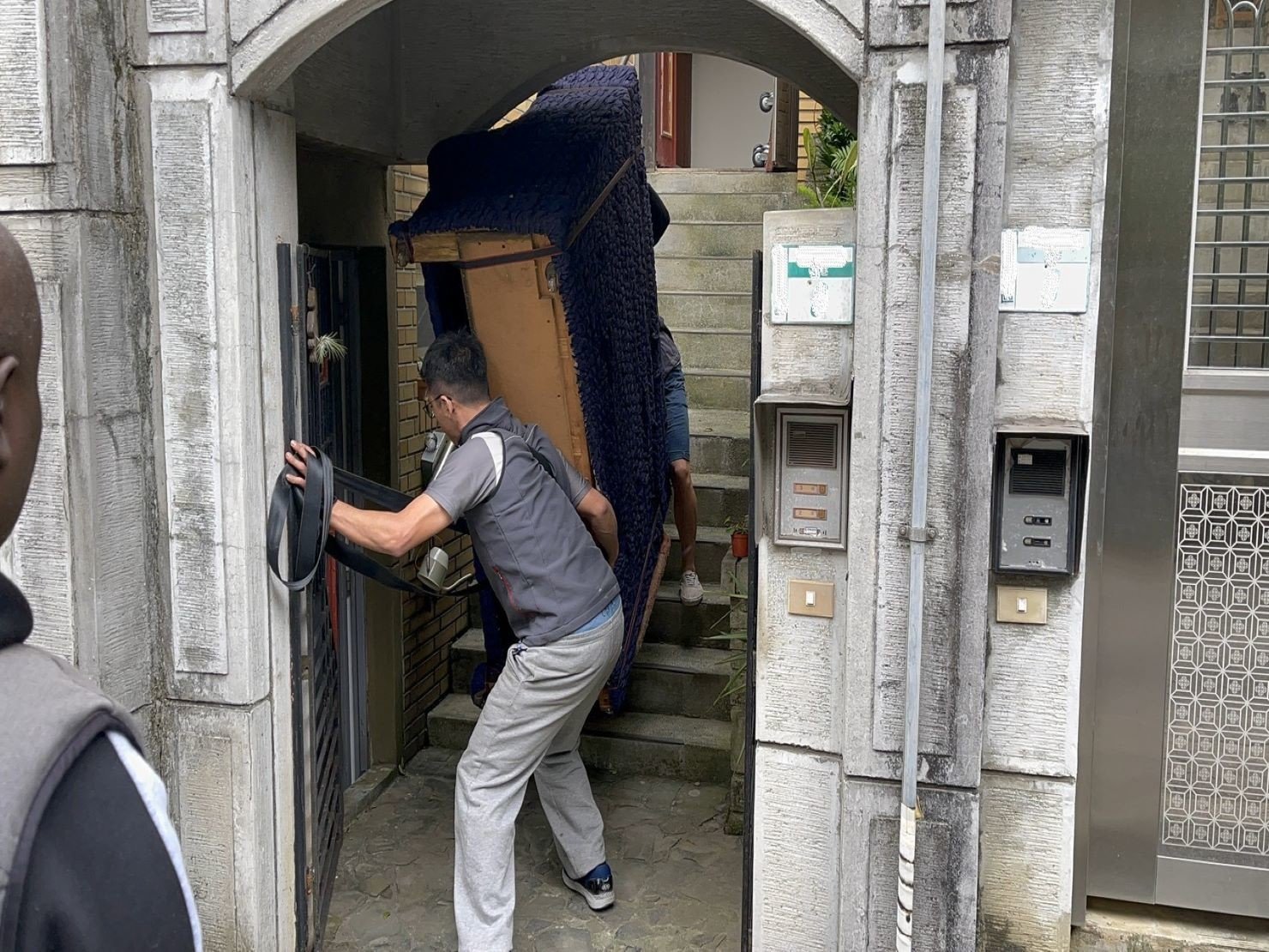搬鋼琴、搬家公司推薦、新北搬家推薦【榮福搬家公司】南港搬家、桃園搬家公司推薦、台北搬家公司推薦、鋼琴運送、搬鋼琴首選,搬平台式鋼琴達人,針對顧客所搬鋼琴都秉持以用心實在專業搬家技巧,搬家實在用心值得您的信賴與選擇。歡迎來電咨詢02-2651-2727,榮福搬家有專員立即為您服務。 搬鋼琴、搬家公司推薦、新北搬家推薦【榮福搬家公司】南港搬家、桃園搬家公司推薦、台北搬家公司推薦、鋼琴運送、搬鋼琴首選,搬平台式鋼琴達人,針對顧客所搬鋼琴都秉持以用心實在專業搬家技巧,搬家實在用心值得您的信賴與選擇。歡迎來電咨詢02-2651-2727,榮福搬家有專員立即為您服務。