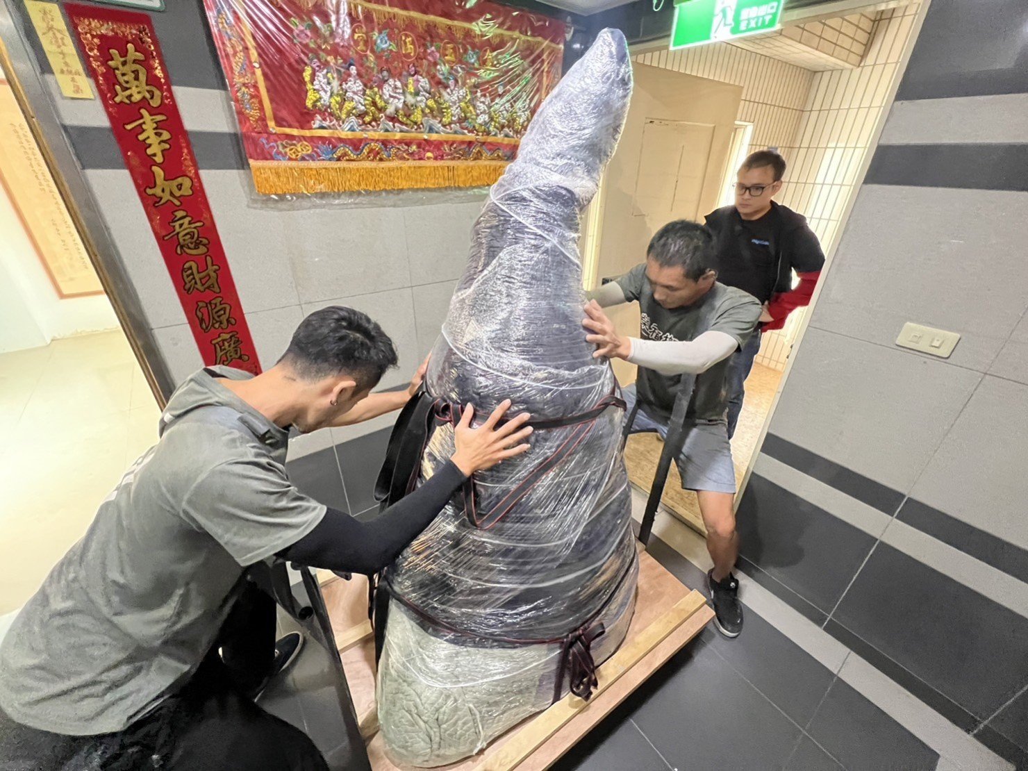台北搬大型公仔、新北搬大型公仔、南港搬大型公仔、桃園搬大型公仔、宜蘭搬大型公仔,只搬單一特殊重物、搬藝術雕塑、搬木雕藝術品、搬泥雕藝術品、搬銅雕藝術品、搬當代藝術品、大型藝術品搬運、大型藝術品防護包裝、大型藝術品精緻防護包裝、日本當代藝術家藝術品專業搬運、搬公仔藝術品展示玻璃櫃、搬運收藏公仔、一比一大型公仔、搬曼威收藏公仔、大型公仔模型搬運【榮福搬家公司】搬家首選、搬家公司推薦:優質搬家,包裝搬運「細膩包裝、專業搬運、用心服務、以客為尊」是榮福搬家公司的宗旨與精神。歡迎立即來電02-2651-2727專人服務。 台北搬大型公仔、新北搬大型公仔、南港搬大型公仔、桃園搬大型公仔、宜蘭搬大型公仔,只搬單一特殊重物、搬藝術雕塑、搬木雕藝術品、搬泥雕藝術品、搬銅雕藝術品、搬當代藝術品、大型藝術品搬運、大型藝術品防護包裝、大型藝術品精緻防護包裝、日本當代藝術家藝術品專業搬運、搬公仔藝術品展示玻璃櫃、搬運收藏公仔、一比一大型公仔、搬曼威收藏公仔、大型公仔模型搬運【榮福搬家公司】搬家首選、搬家公司推薦:優質搬家,包裝搬運「細膩包裝、專業搬運、用心服務、以客為尊」是榮福搬家公司的宗旨與精神。歡迎立即來電02-2651-2727專人服務。