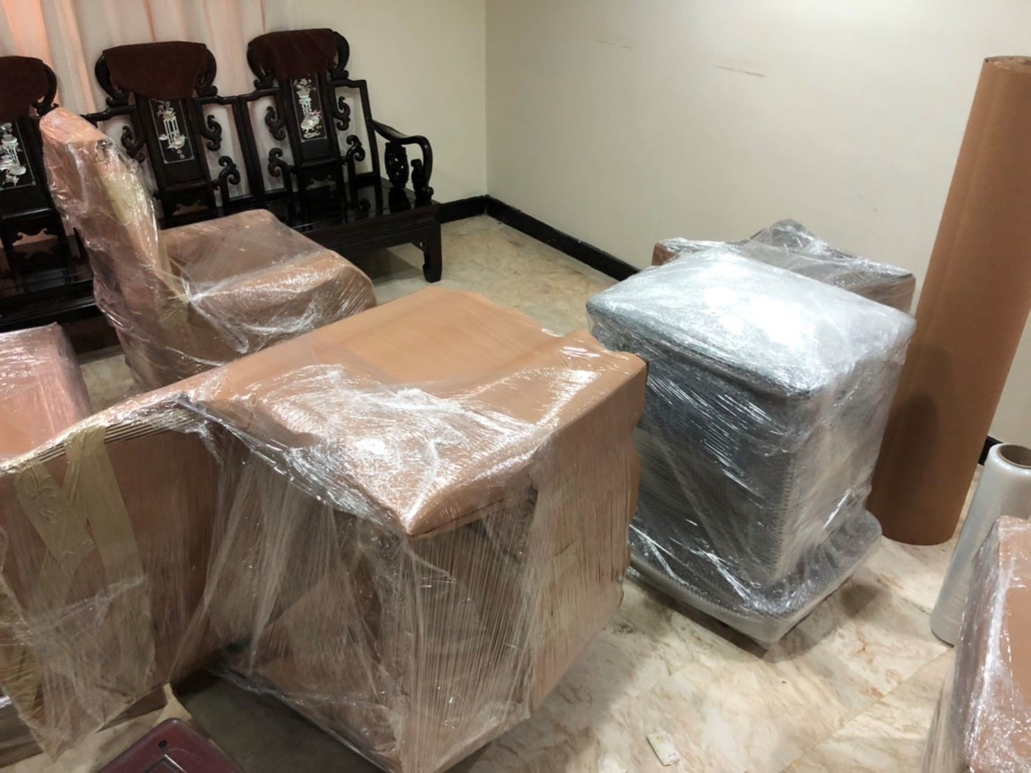 【榮福搬家公司】口碑第一、台北搬家推薦:客製化精緻包裝服務是針對顧客幾樣較貴重或特殊家具物件進行精緻打包處理。 【榮福搬家公司】口碑第一、台北搬家推薦:客製化精緻包裝服務是針對顧客幾樣較貴重或特殊家具物件進行精緻打包處理。