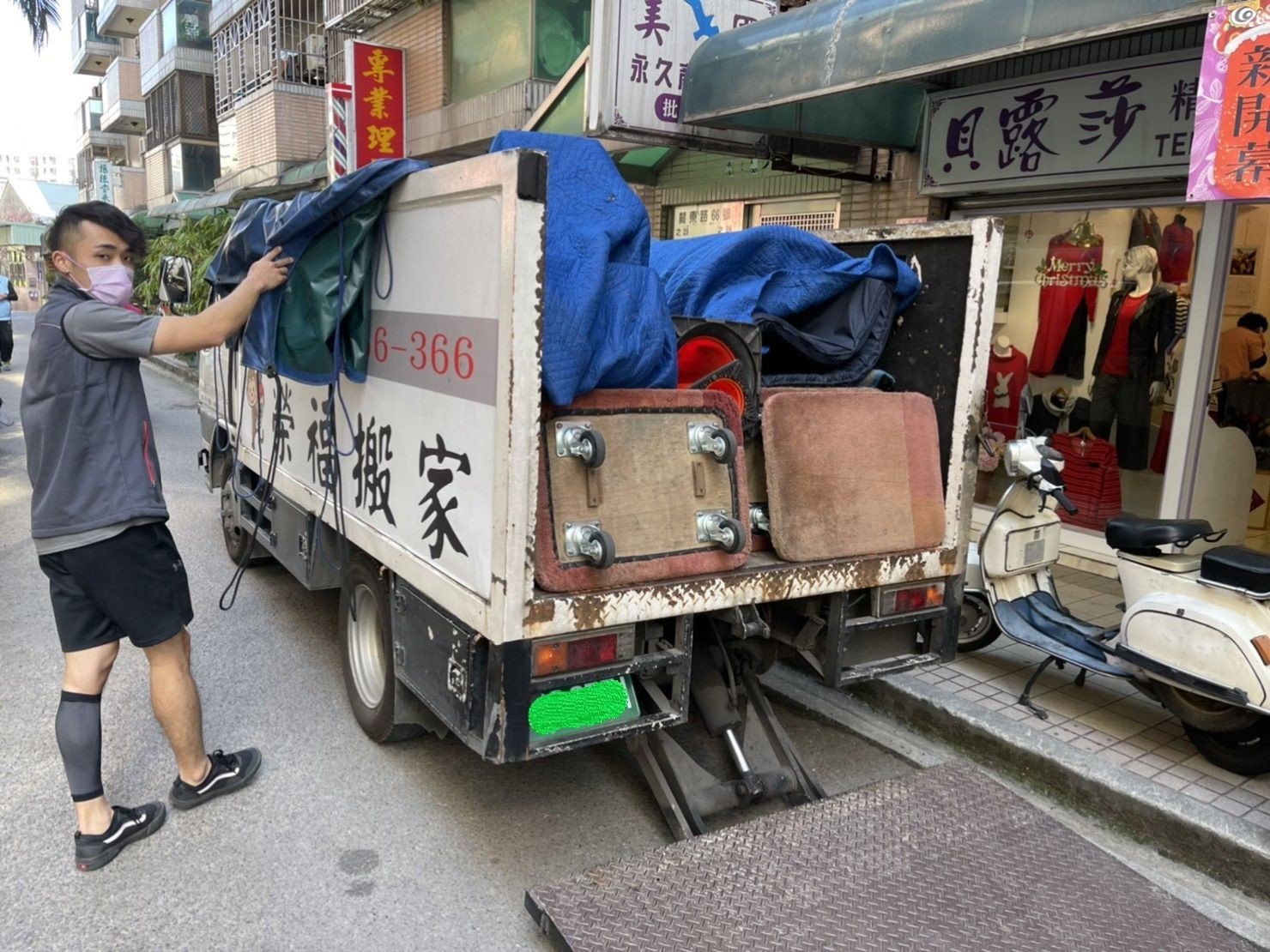 搬重物、重物搬運唯一首選【榮福搬家公司】石墩搬運、搬石椅、搬石頭桌、搬洗衣機、搬披薩窯、精搬金庫、搬保險櫃、精搬魚缸、精搬鋼琴、鋼琴搬運、搬三角琴、跨縣市搬家、搬工派遣、搬運、搬醫療床、床墊搬運、冰箱搬運、搬營業用冰箱、搬生財器具、搬醫療電動床、大型家電搬運、搬家具、單件家具運送、搬家首選、吊掛搬運、吊家具搬運、特殊重物搬運、專搬重物、新北搬家推薦、搬家公司、基隆搬家、南港搬家、桃園搬家公司、台北搬家公司推薦:大台北搬家,精緻包裝搬運「細膩包裝、專業搬運、用心服務、以客為尊」是榮福搬家公司的宗旨與精神。歡迎立即來電02-2651-2727專人服務。系統式家具拆裝找專業的榮福搬家就對了。 搬重物、重物搬運唯一首選【榮福搬家公司】石墩搬運、搬石椅、搬石頭桌、搬洗衣機、搬披薩窯、精搬金庫、搬保險櫃、精搬魚缸、精搬鋼琴、鋼琴搬運、搬三角琴、跨縣市搬家、搬工派遣、搬運、搬醫療床、床墊搬運、冰箱搬運、搬營業用冰箱、搬生財器具、搬醫療電動床、大型家電搬運、搬家具、單件家具運送、搬家首選、吊掛搬運、吊家具搬運、特殊重物搬運、專搬重物、新北搬家推薦、搬家公司、基隆搬家、南港搬家、桃園搬家公司、台北搬家公司推薦:大台北搬家,精緻包裝搬運「細膩包裝、專業搬運、用心服務、以客為尊」是榮福搬家公司的宗旨與精神。歡迎立即來電02-2651-2727專人服務。系統式家具拆裝找專業的榮福搬家就對了。
