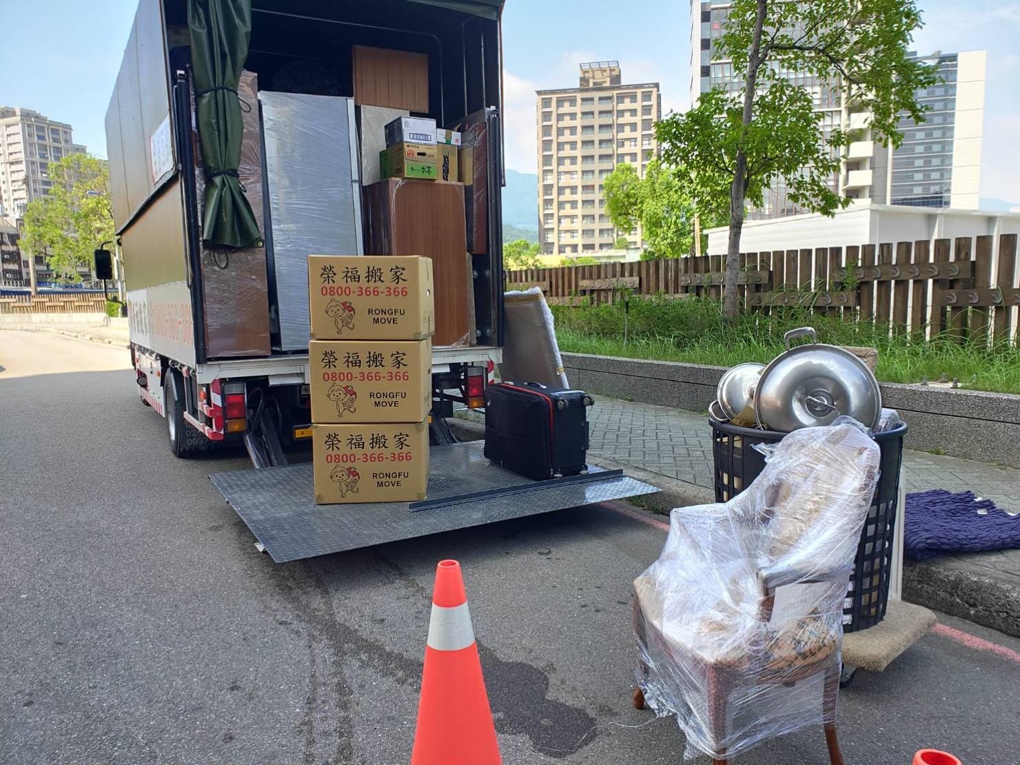 搬家公司【榮福搬家公司】拆裝家具、 搬家值得您的信賴與選擇:榮福搬家紙箱販售-比一般市面販售的紙箱還要厚,有印榮福字樣的logo,可重複使用。 搬家公司【榮福搬家公司】拆裝家具、 搬家值得您的信賴與選擇:榮福搬家紙箱販售-比一般市面販售的紙箱還要厚,有印榮福字樣的logo,可重複使用。
