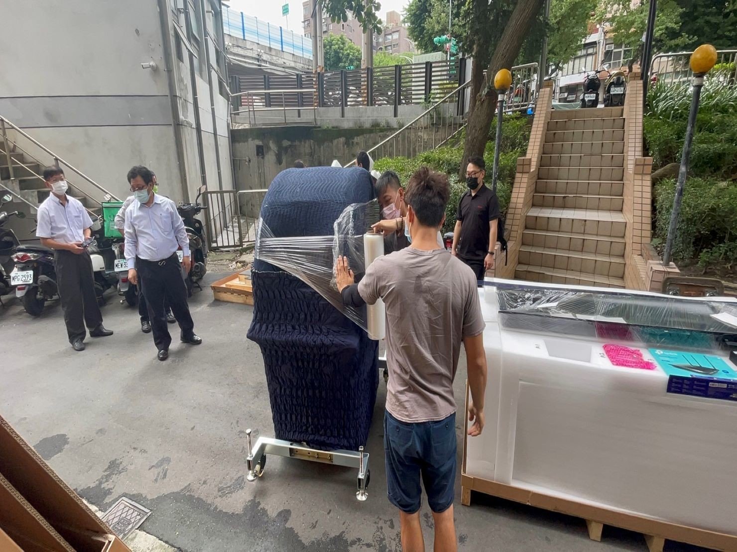 特殊搬運、搬重物【榮福搬家】醫療器材、醫療設備搬運、斷層掃苗儀器搬運、搬單一物件、南港搬家、桃園搬家公司推薦、新北搬家公司推薦、可配合醫院搬運、生技科學儀器搬運、海關箱待拆、醫療儀器專業搬運、廠房遷移、公司行號搬、專搬重物、搬工服務、人力搬運,針對顧客都秉持以用心實在專業搬家技巧,搬家實在用心值得您的信賴與選擇。歡迎來電咨詢02-2651-2727,榮福搬家有專員立即為您服務。 特殊搬運、搬重物【榮福搬家】醫療器材、醫療設備搬運、斷層掃苗儀器搬運、搬單一物件、南港搬家、桃園搬家公司推薦、新北搬家公司推薦、可配合醫院搬運、生技科學儀器搬運、海關箱待拆、醫療儀器專業搬運、廠房遷移、公司行號搬、專搬重物、搬工服務、人力搬運,針對顧客都秉持以用心實在專業搬家技巧,搬家實在用心值得您的信賴與選擇。歡迎來電咨詢02-2651-2727,榮福搬家有專員立即為您服務。