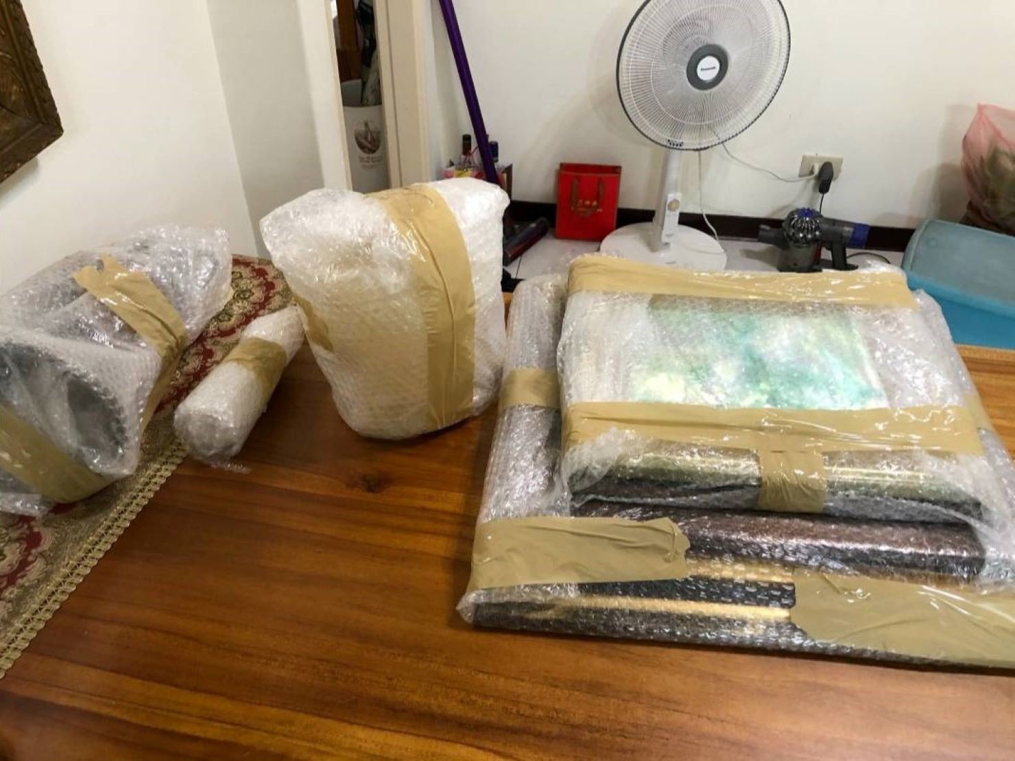 精緻搬家【榮福搬家公司】搬家口碑第一、台北搬家推薦:古董物件精緻包裝-以氣泡捲與黃色透明膠帶做包裝防護,達到防震、防潮、防碰撞之功效。 精緻搬家【榮福搬家公司】搬家口碑第一、台北搬家推薦:古董物件精緻包裝-以氣泡捲與黃色透明膠帶做包裝防護,達到防震、防潮、防碰撞之功效。