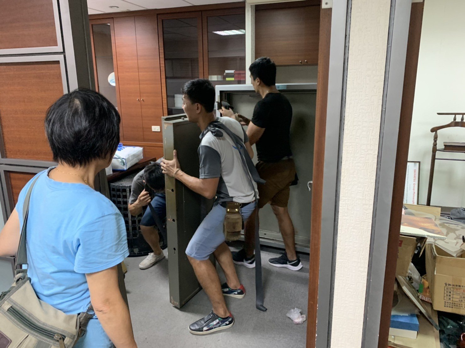 【榮福搬家公司】搬家首選、台北搬家公司推薦:重物搬運服務重達600公斤以上的金庫搬運、保險櫃吊掛搬運,包裝搬運「細膩包裝、專業搬運、用心服務、以客為尊」是榮福搬家公司的宗旨與精神。歡迎立即來電02-2651-2727專人服務。 【榮福搬家公司】搬家首選、台北搬家公司推薦:重物搬運服務重達600公斤以上的金庫搬運、保險櫃吊掛搬運,包裝搬運「細膩包裝、專業搬運、用心服務、以客為尊」是榮福搬家公司的宗旨與精神。歡迎立即來電02-2651-2727專人服務。