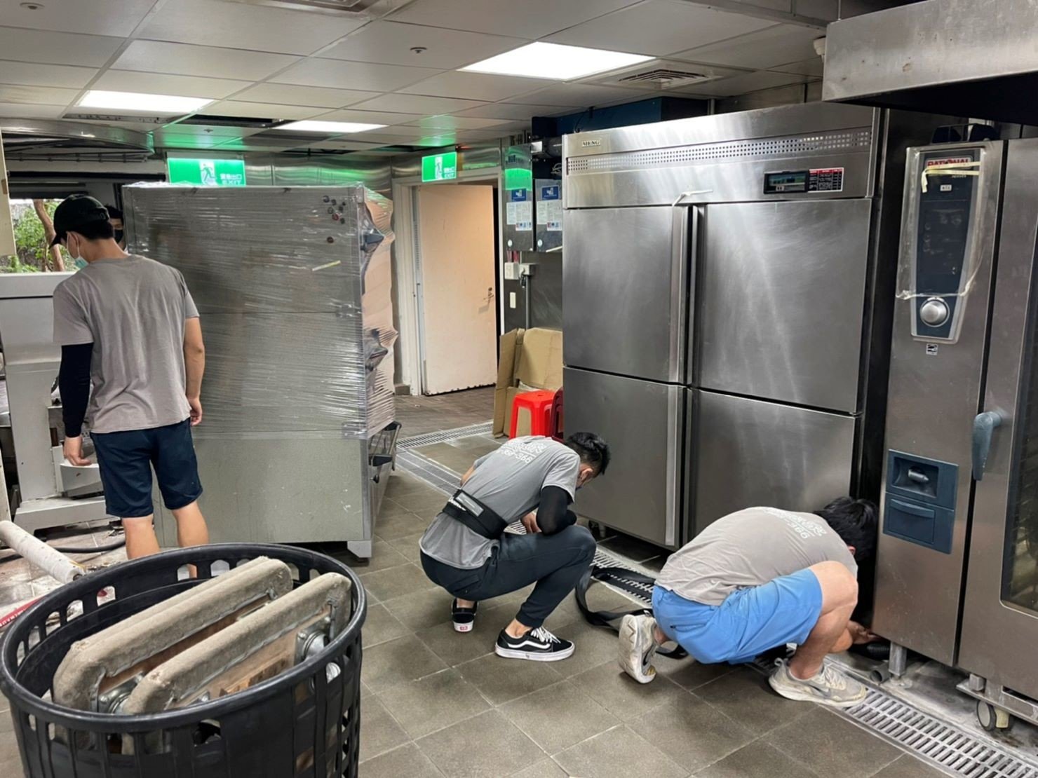 店面搬遷、搬家公司推薦、台北搬家推薦【榮福搬家公司】搬生財器具、搬冷凍櫃、搬冷藏冰箱、大型爐台搬運、搬窯烤爐、搬營業用蒸烤箱、南港搬家、桃園搬家公司推薦、新北搬家公司推薦、百貨公司進撤櫃、專櫃進撤櫃、企業搬運服務、搬公司行號、廠房遷移、搬精密儀器、公司行號搬遷、政府機關搬遷、百貨專櫃遷移、學校單位搬遷、大型設備搬遷、搬大型廚房設備、中央廚房搬遷、搬營業用冰箱、搬營業用製冰機、三層營業用烤箱搬運、搬工作檯冰箱、搬工計時、搬工服務、人力搬運,針對顧客都秉持以用心實在專業搬家技巧,搬家實在用心值得您的信賴與選擇。歡迎來電咨詢02-2651-2727,榮福搬家有專員立即為您服務。 店面搬遷、搬家公司推薦、台北搬家推薦【榮福搬家公司】搬生財器具、搬冷凍櫃、搬冷藏冰箱、大型爐台搬運、搬窯烤爐、搬營業用蒸烤箱、南港搬家、桃園搬家公司推薦、新北搬家公司推薦、百貨公司進撤櫃、專櫃進撤櫃、企業搬運服務、搬公司行號、廠房遷移、搬精密儀器、公司行號搬遷、政府機關搬遷、百貨專櫃遷移、學校單位搬遷、大型設備搬遷、搬大型廚房設備、中央廚房搬遷、搬營業用冰箱、搬營業用製冰機、三層營業用烤箱搬運、搬工作檯冰箱、搬工計時、搬工服務、人力搬運,針對顧客都秉持以用心實在專業搬家技巧,搬家實在用心值得您的信賴與選擇。歡迎來電咨詢02-2651-2727,榮福搬家有專員立即為您服務。