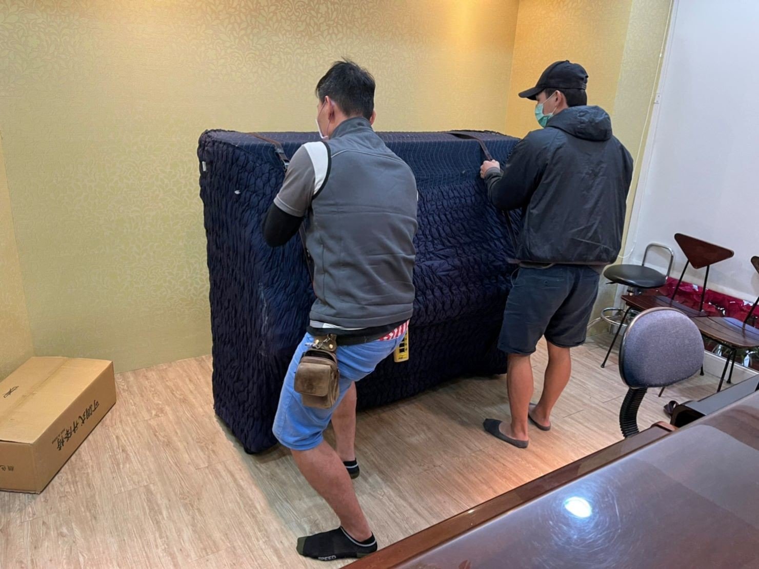 重物搬運【榮福搬家公司】搬鋼琴、搬家達人、搬洗衣機、搬披薩窯、精搬金庫、搬保險櫃、精搬魚缸、精搬鋼琴、跨縣搬家、搬工派遣、搬運、搬床墊、搬冰箱、搬家具、搬家首選、吊掛搬運、吊家具搬運、特殊重物搬運、專搬重物、新北搬家推薦、搬家公司、基隆搬家、南港搬家、桃園搬家公司、台北搬家公司推薦:大台北搬家,精緻包裝搬運「細膩包裝、專業搬運、用心服務、以客為尊」是榮福搬家公司的宗旨與精神。歡迎立即來電02-2651-2727專人服務。雕花鋼琴細膩的防護措施、專業的搬運,新北搬家公司推薦、鋼琴搬運好評推薦,專搬鋼琴的榮福搬家公司。 重物搬運【榮福搬家公司】搬鋼琴、搬家達人、搬洗衣機、搬披薩窯、精搬金庫、搬保險櫃、精搬魚缸、精搬鋼琴、跨縣搬家、搬工派遣、搬運、搬床墊、搬冰箱、搬家具、搬家首選、吊掛搬運、吊家具搬運、特殊重物搬運、專搬重物、新北搬家推薦、搬家公司、基隆搬家、南港搬家、桃園搬家公司、台北搬家公司推薦:大台北搬家,精緻包裝搬運「細膩包裝、專業搬運、用心服務、以客為尊」是榮福搬家公司的宗旨與精神。歡迎立即來電02-2651-2727專人服務。雕花鋼琴細膩的防護措施、專業的搬運,新北搬家公司推薦、鋼琴搬運好評推薦,專搬鋼琴的榮福搬家公司。