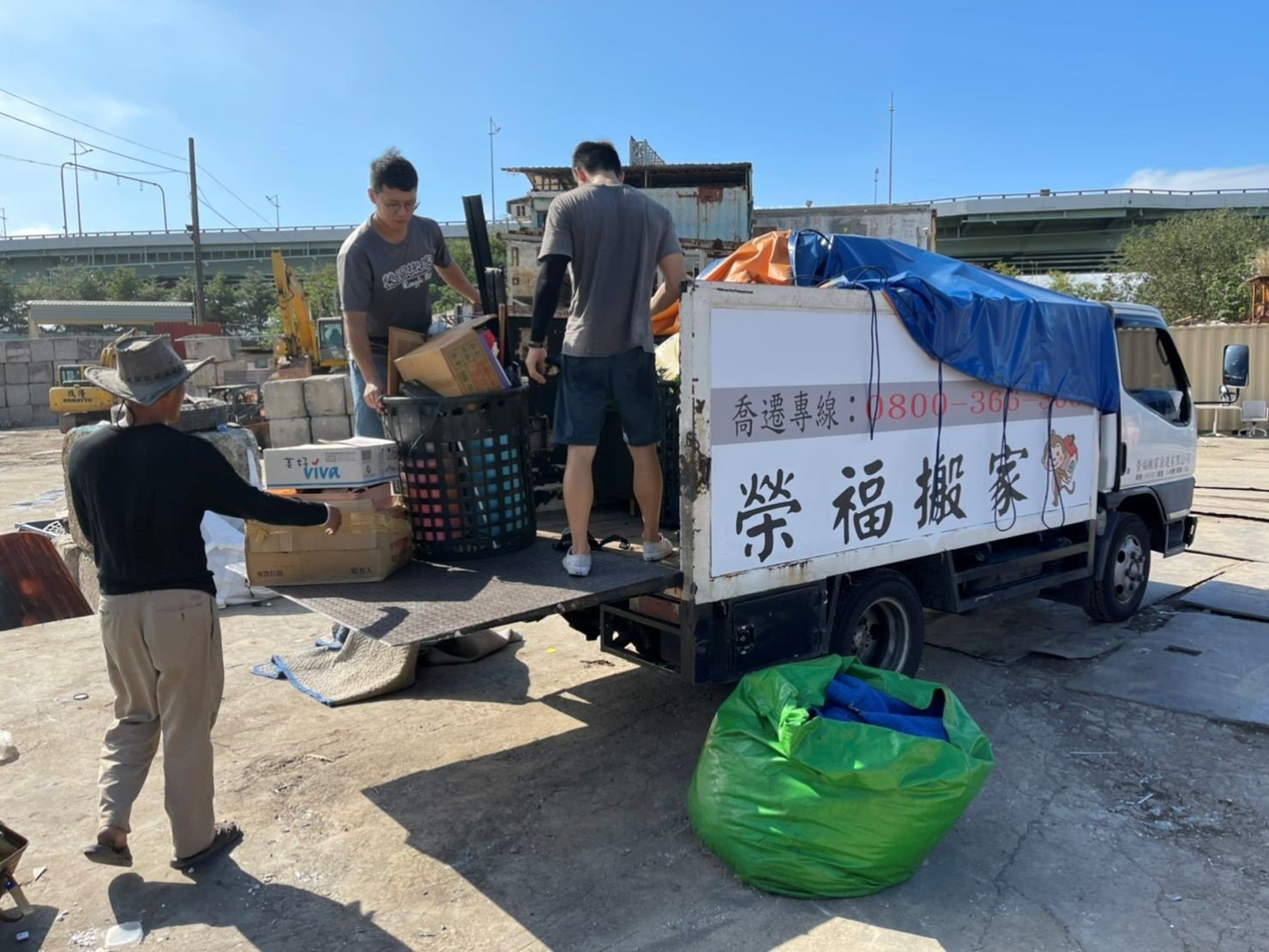 搬家推薦【榮福搬家】搬家口碑第一、台北搬家、新北搬家:【廢棄物處理清運、家庭家具垃圾處理】榮福搬家有提供人力搬運此項服務外,也有將顧客家中所有廢棄物全部清運之服務,我們有配合的廢棄物處理單位可將您不要的家具物件全部載走並處理乾淨。 搬家推薦【榮福搬家】搬家口碑第一、台北搬家、新北搬家:【廢棄物處理清運、家庭家具垃圾處理】榮福搬家有提供人力搬運此項服務外,也有將顧客家中所有廢棄物全部清運之服務,我們有配合的廢棄物處理單位可將您不要的家具物件全部載走並處理乾淨。