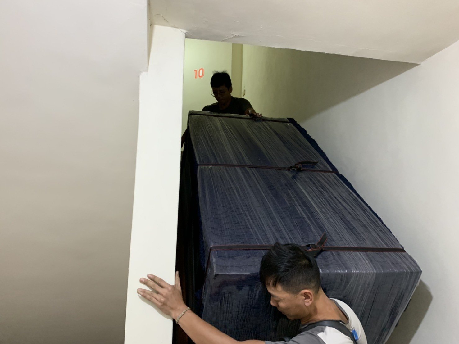 搬家公司推薦【榮福搬家公司】精搬魚缸、跨縣搬家、搬家首選、吊掛搬運、吊家具搬運、台北搬家公司推薦:大台北搬家,精緻包裝搬運「細膩包裝、專業搬運、用心服務、以客為尊」是榮福搬家公司的宗旨與精神。歡迎立即來電02-2651-2727專人服務。 搬家公司推薦【榮福搬家公司】精搬魚缸、跨縣搬家、搬家首選、吊掛搬運、吊家具搬運、台北搬家公司推薦:大台北搬家,精緻包裝搬運「細膩包裝、專業搬運、用心服務、以客為尊」是榮福搬家公司的宗旨與精神。歡迎立即來電02-2651-2727專人服務。