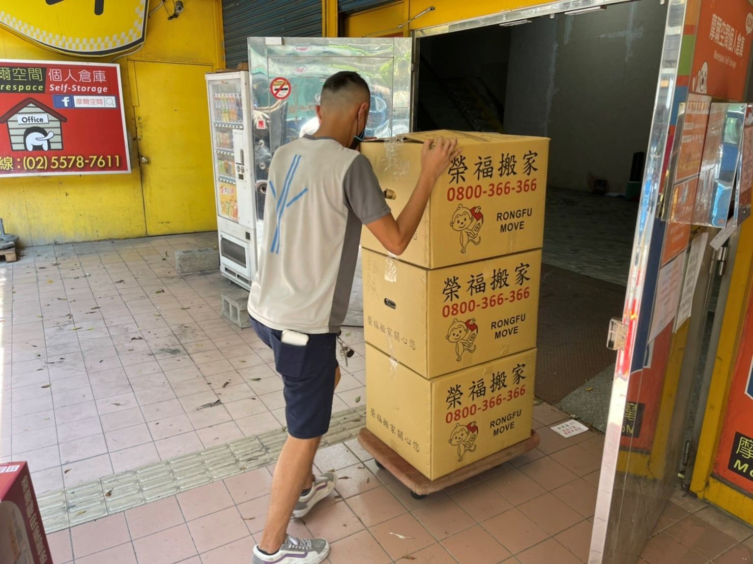 搬家公司推薦、新北搬家推薦【榮福搬家公司】南港搬家、桃園搬家公司推薦、台北搬家公司推薦、搬家具、冰箱搬運、基隆搬家、搬家電、床墊搬運、倉儲搬運、沙發搬運、搬茶几、床組拆裝、衣櫃拆裝、衣櫃搬運、洗衣機搬運、搬運餐桌、搬按摩椅、單件家具運送、跨縣市搬家、吊車搬家、吊車搬運、吊掛家具搬運、無痛搬家、大型家具搬運、家庭搬家、搬鋼琴、搬工計時、搬工服務、人力搬運、搬運、搬家紙箱,針對顧客都秉持以用心實在專業搬家技巧,搬家實在用心值得您的信賴與選擇。歡迎來電咨詢02-2651-2727,榮福搬家有專員立即為您服務。 搬家公司推薦、新北搬家推薦【榮福搬家公司】南港搬家、桃園搬家公司推薦、台北搬家公司推薦、搬家具、冰箱搬運、基隆搬家、搬家電、床墊搬運、倉儲搬運、沙發搬運、搬茶几、床組拆裝、衣櫃拆裝、衣櫃搬運、洗衣機搬運、搬運餐桌、搬按摩椅、單件家具運送、跨縣市搬家、吊車搬家、吊車搬運、吊掛家具搬運、無痛搬家、大型家具搬運、家庭搬家、搬鋼琴、搬工計時、搬工服務、人力搬運、搬運、搬家紙箱,針對顧客都秉持以用心實在專業搬家技巧,搬家實在用心值得您的信賴與選擇。歡迎來電咨詢02-2651-2727,榮福搬家有專員立即為您服務。