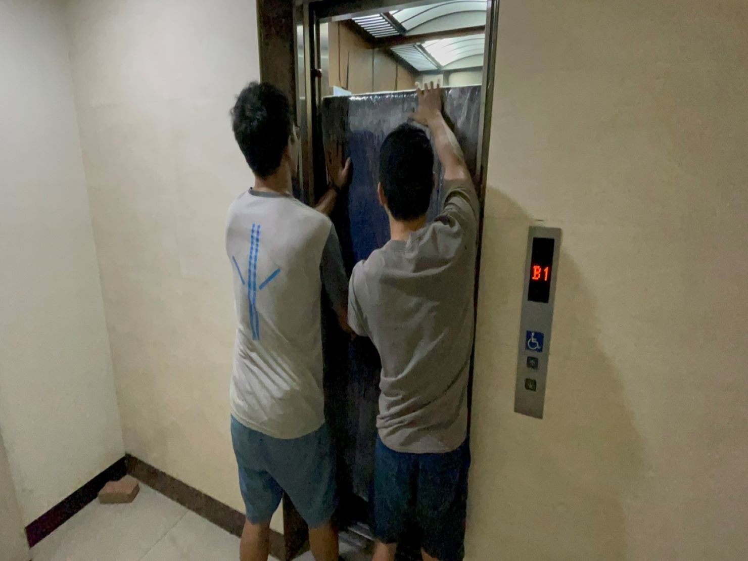 搬家公司推薦、新北搬家推薦【榮福搬家公司】南港搬家、精搬魚缸、桃園搬家公司推薦、台北搬家公司推薦、廢棄家具處理、廢棄家具清運、家庭廢棄物清運、清運、搬家、家具垃圾清運、搬家具、冰箱搬運、基隆搬家、搬洗衣機、搬家電、床墊搬運、搬保險櫃、搬金庫、搬公司行號、跨縣市搬家、家庭搬家、搬家首選、搬鋼琴、搬工、搬運、搬家紙箱,針對顧客都秉持以用心實在專業搬家技巧,搬家實在用心值得您的信賴與選擇。歡迎來電咨詢02-2651-2727,榮福搬家有專員立即為您服務。 搬家公司推薦、新北搬家推薦【榮福搬家公司】南港搬家、精搬魚缸、桃園搬家公司推薦、台北搬家公司推薦、廢棄家具處理、廢棄家具清運、家庭廢棄物清運、清運、搬家、家具垃圾清運、搬家具、冰箱搬運、基隆搬家、搬洗衣機、搬家電、床墊搬運、搬保險櫃、搬金庫、搬公司行號、跨縣市搬家、家庭搬家、搬家首選、搬鋼琴、搬工、搬運、搬家紙箱,針對顧客都秉持以用心實在專業搬家技巧,搬家實在用心值得您的信賴與選擇。歡迎來電咨詢02-2651-2727,榮福搬家有專員立即為您服務。