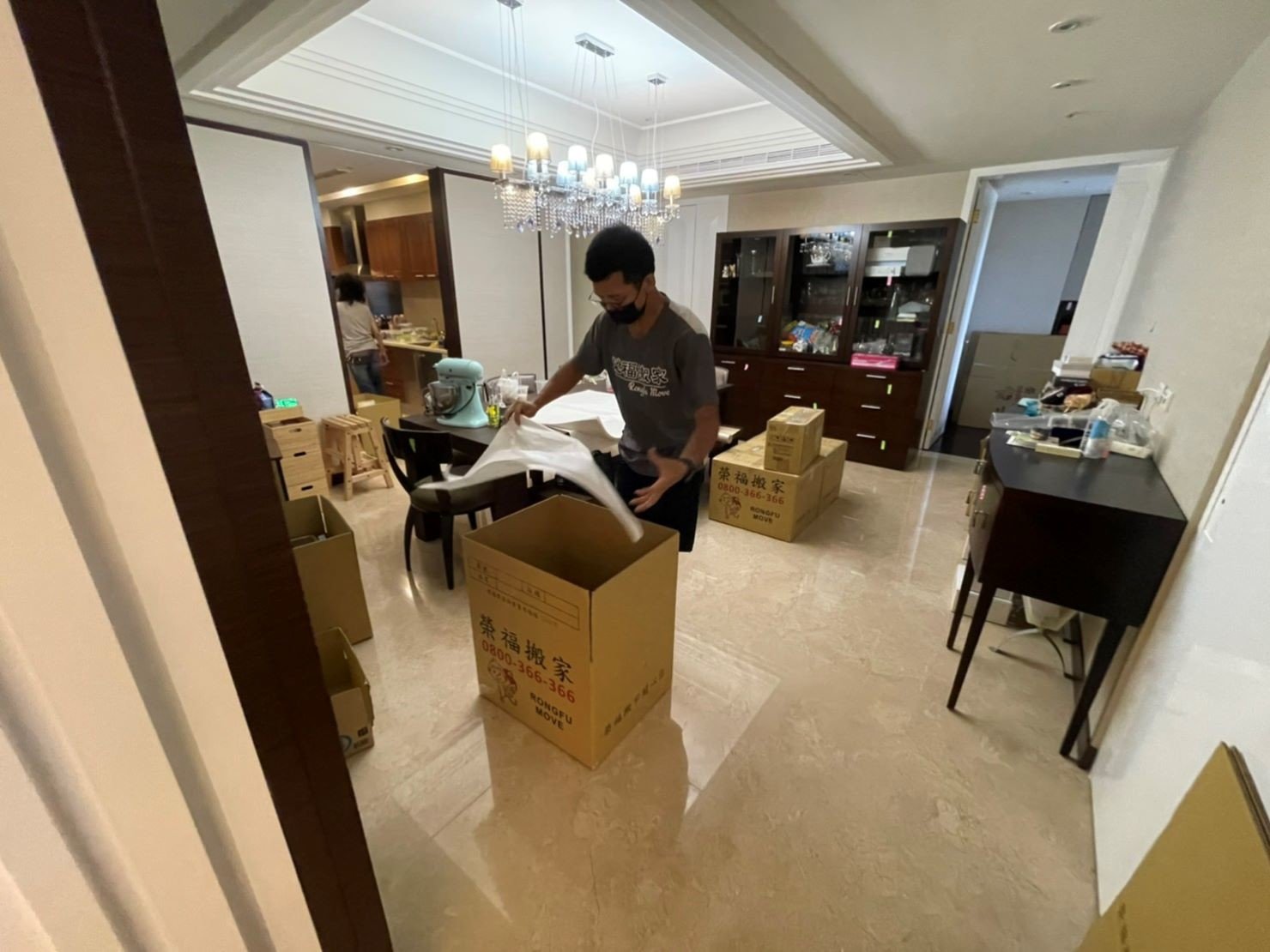 專人打包、搬家公司推薦、新北搬家公司推薦【榮福搬家公司】基隆搬家、南港搬家、桃園搬家公司推薦、家庭搬家、精緻搬家、精緻包裝、打包裝箱、跨縣市搬家、搬工計時、人工搬運、床墊搬運、冰箱搬運、搬家具、搬家首選、吊掛搬運、吊家具搬運、搬家紙箱、氣泡捲、膠膜、黃色透明膠帶、大型家具搬運、搬木製家具、搬大理石桌、廢棄物處理清運、家庭家具垃圾處理,台北搬家公司推薦:大台北搬家,精緻包裝搬運「細膩包裝、專業搬運、用心服務、以客為尊」是榮福搬家公司的宗旨與精神。歡迎立即來電02-2651-2727專人服務。 專人打包、搬家公司推薦、新北搬家公司推薦【榮福搬家公司】基隆搬家、南港搬家、桃園搬家公司推薦、家庭搬家、精緻搬家、精緻包裝、打包裝箱、跨縣市搬家、搬工計時、人工搬運、床墊搬運、冰箱搬運、搬家具、搬家首選、吊掛搬運、吊家具搬運、搬家紙箱、氣泡捲、膠膜、黃色透明膠帶、大型家具搬運、搬木製家具、搬大理石桌、廢棄物處理清運、家庭家具垃圾處理,台北搬家公司推薦:大台北搬家,精緻包裝搬運「細膩包裝、專業搬運、用心服務、以客為尊」是榮福搬家公司的宗旨與精神。歡迎立即來電02-2651-2727專人服務。