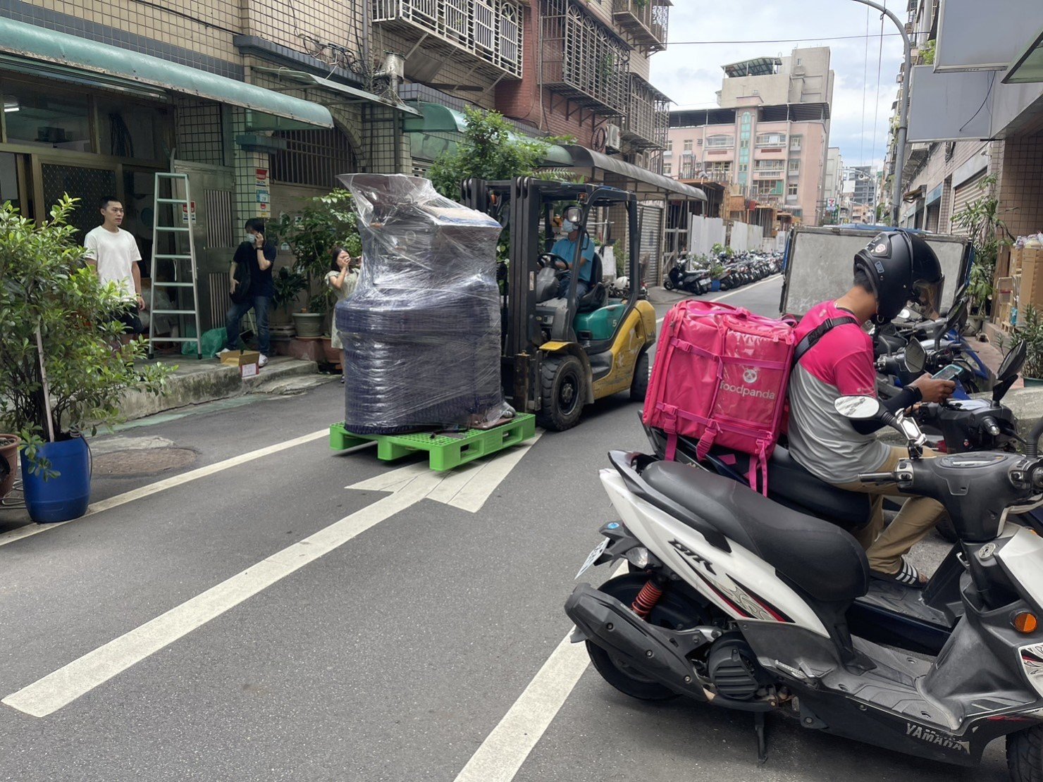 咖啡廠房商用烘豆機搬運、個人工作室烘豆機搬運、搬特殊重物商用烘豆機【榮福搬家】搬特殊重物落地型烘豆機、搬桌上型烘豆機、搬咖啡烘配去石機、搬咖啡烘焙剔石機、搬咖啡豆風選機、搬咖啡豆檢石機、搬咖啡豆選石機、營業用攪拌機搬運、營業用冰箱精緻包裝、營業用烤箱搬遷、麵包切割機、營業用冰箱搬遷、工作檯包裝,工作桌,台北搬家公司推薦:大台北搬家,精緻包裝搬運「細膩包裝、專業搬運、用心服務、以客為尊」是榮福搬家公司的宗旨與精神。歡迎立即來電02-2651-2727專人服務。 咖啡廠房商用烘豆機搬運、個人工作室烘豆機搬運、搬特殊重物商用烘豆機【榮福搬家】搬特殊重物落地型烘豆機、搬桌上型烘豆機、搬咖啡烘配去石機、搬咖啡烘焙剔石機、搬咖啡豆風選機、搬咖啡豆檢石機、搬咖啡豆選石機、營業用攪拌機搬運、營業用冰箱精緻包裝、營業用烤箱搬遷、麵包切割機、營業用冰箱搬遷、工作檯包裝,工作桌,台北搬家公司推薦:大台北搬家,精緻包裝搬運「細膩包裝、專業搬運、用心服務、以客為尊」是榮福搬家公司的宗旨與精神。歡迎立即來電02-2651-2727專人服務。