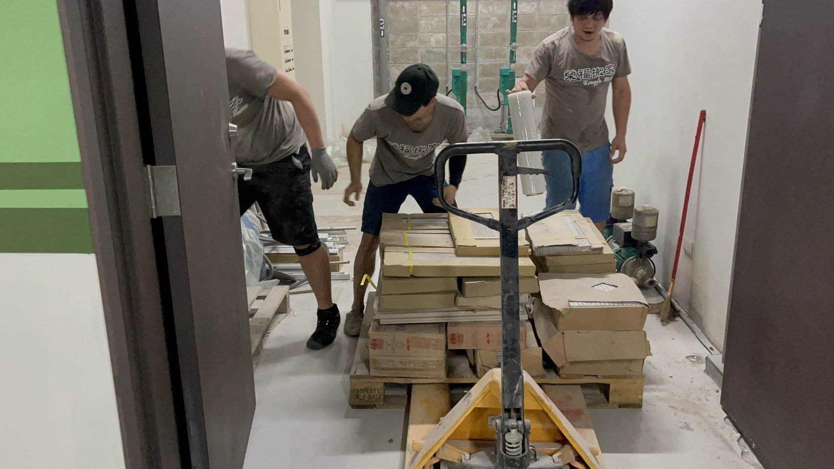 搬家公司推薦、新北搬家公司推薦【榮福搬家公司】南港搬家、桃園搬家公司推薦、台北搬家公司推薦、搬家具、冰箱搬運、基隆搬家、搬家電、床墊搬運、搬公司行號、家庭搬家、裝箱打包、精緻包裝、精緻搬家、搬工計時、搬工服務、人力搬運、家具拆裝、室內移動搬運、同棟不同樓層搬運、特殊重物搬運、專搬重物、重物搬運器、手動油壓板車、搬重物工具,針對顧客都秉持以用心實在專業搬家技巧,搬家實在用心值得您的信賴與選擇。歡迎來電咨詢02-2651-2727,榮福搬家有專員立即為您服務。 搬家公司推薦、新北搬家公司推薦【榮福搬家公司】南港搬家、桃園搬家公司推薦、台北搬家公司推薦、搬家具、冰箱搬運、基隆搬家、搬家電、床墊搬運、搬公司行號、家庭搬家、裝箱打包、精緻包裝、精緻搬家、搬工計時、搬工服務、人力搬運、家具拆裝、室內移動搬運、同棟不同樓層搬運、特殊重物搬運、專搬重物、重物搬運器、手動油壓板車、搬重物工具,針對顧客都秉持以用心實在專業搬家技巧,搬家實在用心值得您的信賴與選擇。歡迎來電咨詢02-2651-2727,榮福搬家有專員立即為您服務。