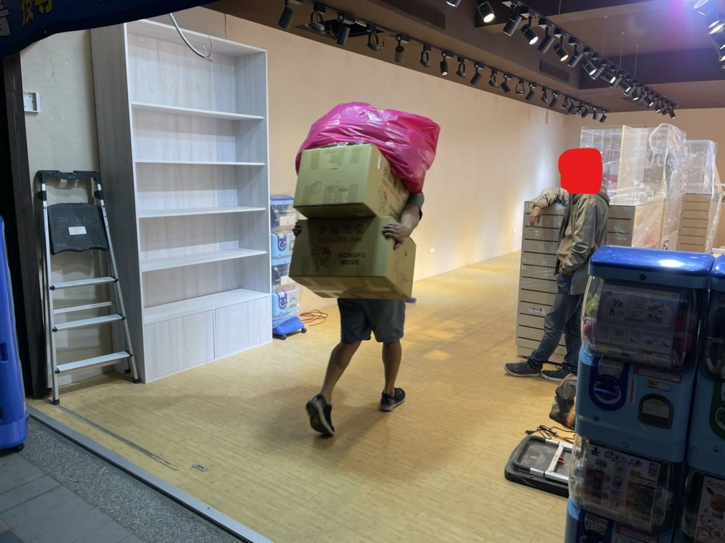 捷運地下街店面搬遷【榮福搬家公司】店面搬遷、精搬金庫、搬保險櫃、精搬魚缸、魚缸搬運、跨縣搬家、搬工派遣、搬洗衣機、搬床墊、搬冰箱、搬家具、搬家首選、吊掛搬運、吊家具搬運、新北搬家公司推薦、桃園搬家推薦、南港搬家、基隆搬家、台北搬家公司推薦:大台北搬家,精緻包裝搬運「細膩包裝、專業搬運、用心服務、以客為尊」是榮福搬家公司的宗旨與精神。歡迎立即來電02-2651-2727專人服務。 捷運地下街店面搬遷【榮福搬家公司】店面搬遷、精搬金庫、搬保險櫃、精搬魚缸、魚缸搬運、跨縣搬家、搬工派遣、搬洗衣機、搬床墊、搬冰箱、搬家具、搬家首選、吊掛搬運、吊家具搬運、新北搬家公司推薦、桃園搬家推薦、南港搬家、基隆搬家、台北搬家公司推薦:大台北搬家,精緻包裝搬運「細膩包裝、專業搬運、用心服務、以客為尊」是榮福搬家公司的宗旨與精神。歡迎立即來電02-2651-2727專人服務。