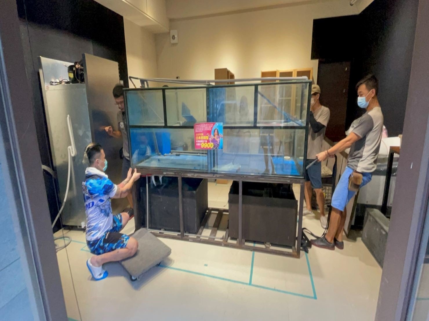 特殊搬運、搬重物【榮福搬家公司】熱炒店展示魚缸、海鮮展示魚缸、海鮮水族魚缸、精搬魚缸、搬魚缸、家庭搬家、跨縣市搬家、搬工計時、人力搬運、搬運、搬床墊、冰箱搬運、搬家具、搬家首選、特殊重物搬運、專搬重物、搬重物技巧、新北搬家公司推薦、搬家車、搬家公司、基隆搬家、南港搬家、桃園搬家公司推薦、台北搬家公司推薦:大台北搬家,精緻包裝搬運「細膩包裝、專業搬運、用心服務、以客為尊」是榮福搬家公司的宗旨與精神。歡迎立即來電02-2651-2727專人服務。 特殊搬運、搬重物【榮福搬家公司】熱炒店展示魚缸、海鮮展示魚缸、海鮮水族魚缸、精搬魚缸、搬魚缸、家庭搬家、跨縣市搬家、搬工計時、人力搬運、搬運、搬床墊、冰箱搬運、搬家具、搬家首選、特殊重物搬運、專搬重物、搬重物技巧、新北搬家公司推薦、搬家車、搬家公司、基隆搬家、南港搬家、桃園搬家公司推薦、台北搬家公司推薦:大台北搬家,精緻包裝搬運「細膩包裝、專業搬運、用心服務、以客為尊」是榮福搬家公司的宗旨與精神。歡迎立即來電02-2651-2727專人服務。
