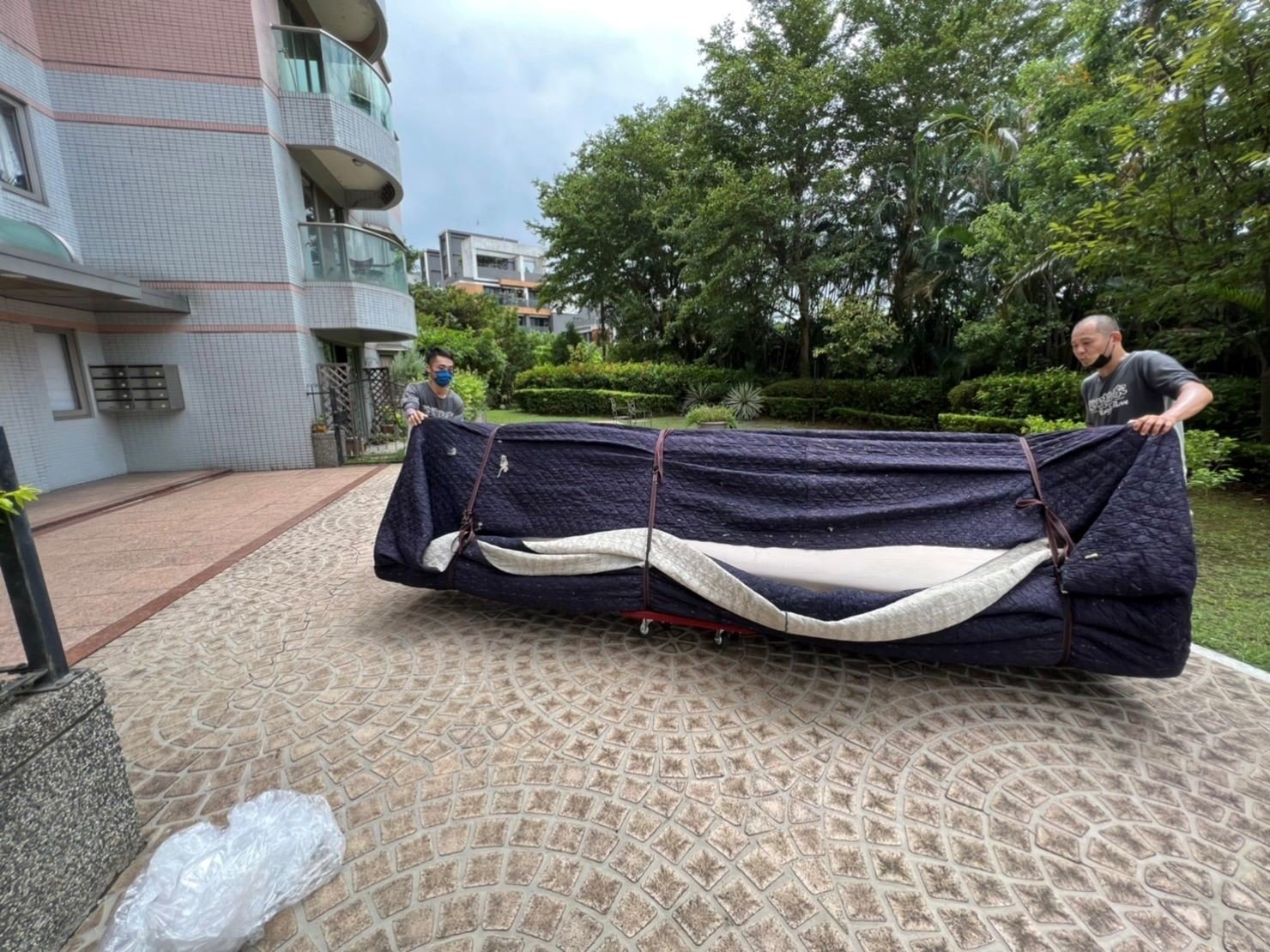 台北搬家吊掛搬運∣南港搬家吊掛搬運∣新北搬家吊掛搬運∣雙北搬家吊掛搬運∣汐止搬家吊掛搬運∣五股搬家吊掛搬運∣中永和搬家吊掛搬運∣板橋搬家吊掛搬運∣桃園搬家吊掛搬運推薦【榮福搬家】屬專業搬家細膩運唯一首選,累積20年各式各樣特殊重物的搬運經驗,專業敏捷快速完成您的各項搬運任務。榮福搬家具備精緻包裝搬運「細膩包裝、專業搬運、用心服務、以客為尊」是榮福搬家公司的宗旨與精神。歡迎立即來電02-2651-2727專人服務。 台北搬家吊掛搬運∣南港搬家吊掛搬運∣新北搬家吊掛搬運∣雙北搬家吊掛搬運∣汐止搬家吊掛搬運∣五股搬家吊掛搬運∣中永和搬家吊掛搬運∣板橋搬家吊掛搬運∣桃園搬家吊掛搬運推薦【榮福搬家】屬專業搬家細膩運唯一首選,累積20年各式各樣特殊重物的搬運經驗,專業敏捷快速完成您的各項搬運任務。榮福搬家具備精緻包裝搬運「細膩包裝、專業搬運、用心服務、以客為尊」是榮福搬家公司的宗旨與精神。歡迎立即來電02-2651-2727專人服務。