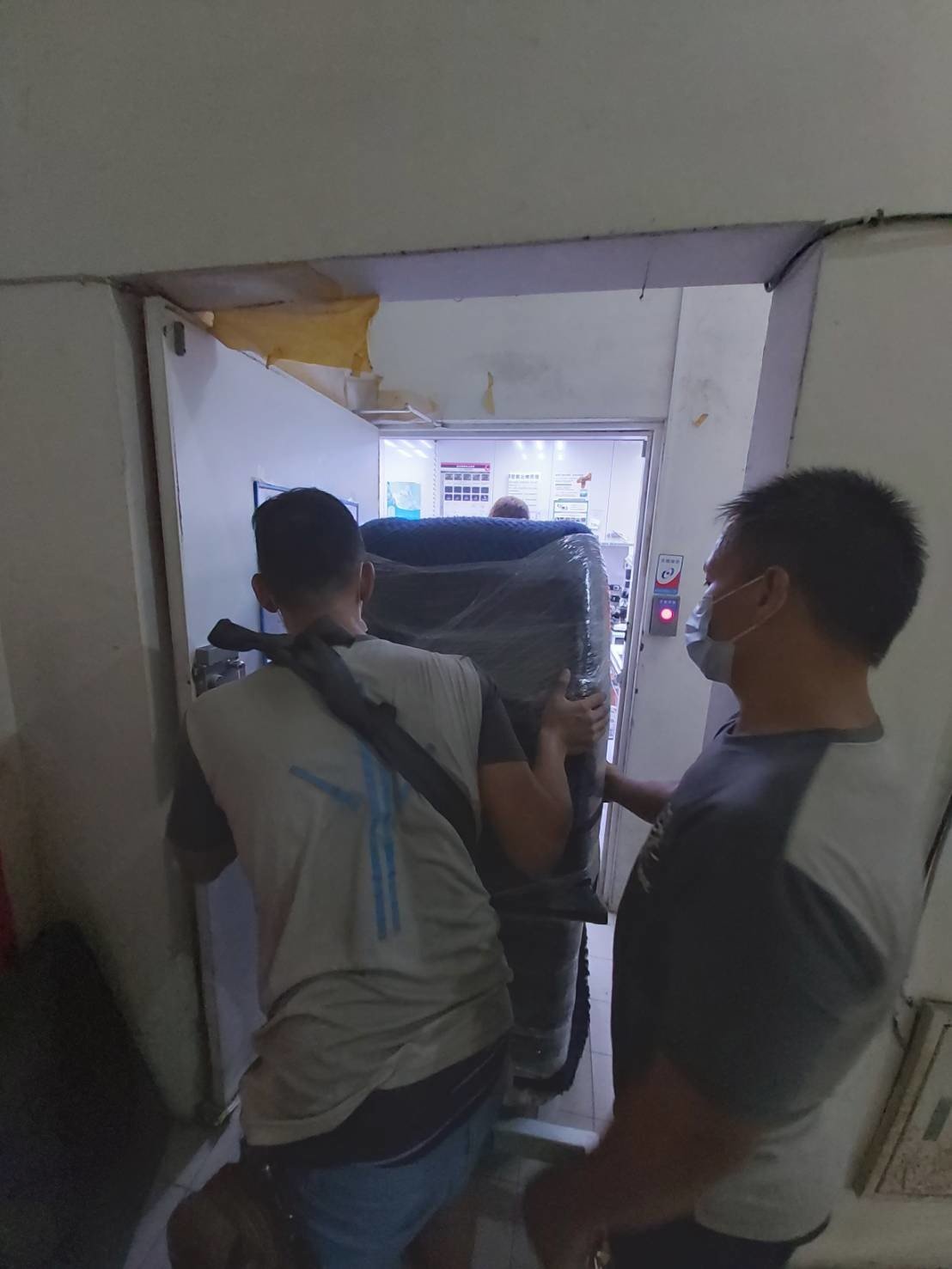 特殊搬運、搬重物【榮福搬家】醫療器材、醫療設備搬運、斷層掃苗儀器搬運、搬單一物件、南港搬家、桃園搬家公司推薦、新北搬家公司推薦、可配合醫院搬運、生技科學儀器搬運、海關箱待拆、醫療儀器專業搬運、廠房遷移、公司行號搬、專搬重物、搬工服務、人力搬運,針對顧客都秉持以用心實在專業搬家技巧,搬家實在用心值得您的信賴與選擇。歡迎來電咨詢02-2651-2727,榮福搬家有專員立即為您服務。 特殊搬運、搬重物【榮福搬家】醫療器材、醫療設備搬運、斷層掃苗儀器搬運、搬單一物件、南港搬家、桃園搬家公司推薦、新北搬家公司推薦、可配合醫院搬運、生技科學儀器搬運、海關箱待拆、醫療儀器專業搬運、廠房遷移、公司行號搬、專搬重物、搬工服務、人力搬運,針對顧客都秉持以用心實在專業搬家技巧,搬家實在用心值得您的信賴與選擇。歡迎來電咨詢02-2651-2727,榮福搬家有專員立即為您服務。