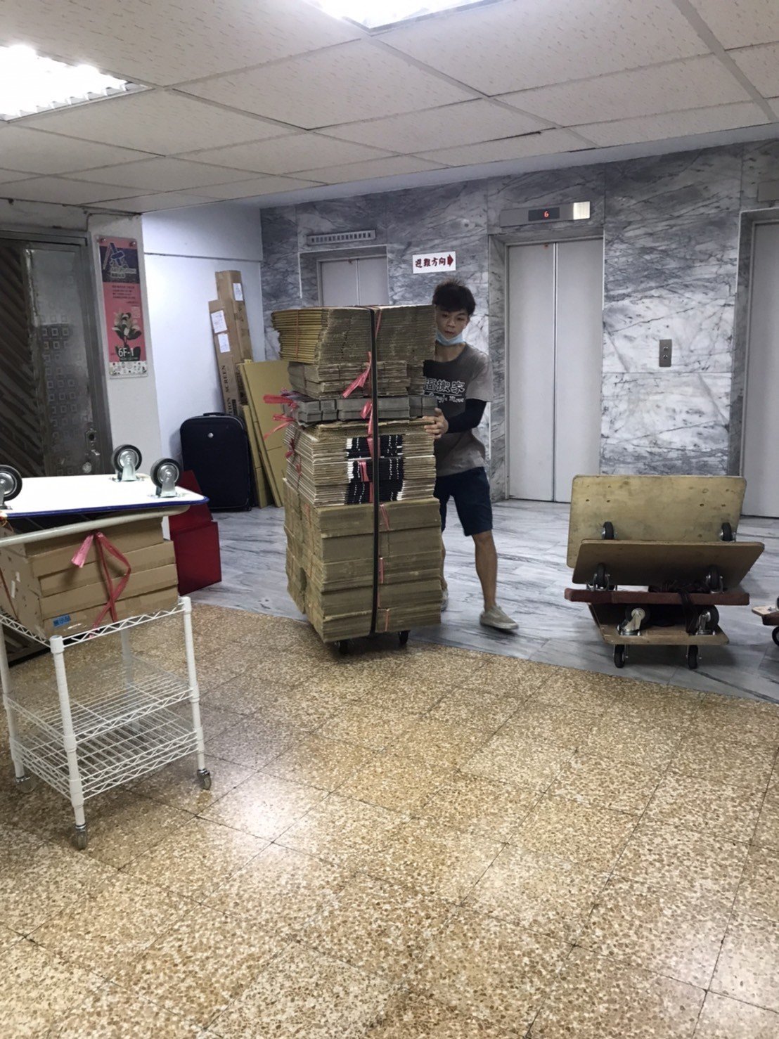 搬家公司推薦、台北搬家推薦【榮福搬家公司】搬遷估價、南港搬家、桃園搬家公司推薦、新北搬家公司推薦、基隆搬家、搬沙發、搬保險箱、金庫搬運、搬活動櫃、搬公文櫃、搬保密櫃、搬辦公桌、旋轉椅、辦公椅、搬資料櫃、辦公室遷移、搬會客桌、碎紙機、印表機、搬玻璃櫥櫃、會議桌搬運、OA屏風拆裝、事務機搬運、搬電腦設備、公司行號搬遷、政府機關搬遷、學校單位搬遷、精緻包裝、搬家紙箱、搬鐵櫃、搬保密文件、保密文件銷毀、搬工計時、搬工服務、人力搬運,針對顧客都秉持以用心實在專業搬家技巧,搬家實在用心值得您的信賴與選擇。歡迎來電咨詢02-2651-2727,榮福搬家有專員立即為您服務。 搬家公司推薦、台北搬家推薦【榮福搬家公司】搬遷估價、南港搬家、桃園搬家公司推薦、新北搬家公司推薦、基隆搬家、搬沙發、搬保險箱、金庫搬運、搬活動櫃、搬公文櫃、搬保密櫃、搬辦公桌、旋轉椅、辦公椅、搬資料櫃、辦公室遷移、搬會客桌、碎紙機、印表機、搬玻璃櫥櫃、會議桌搬運、OA屏風拆裝、事務機搬運、搬電腦設備、公司行號搬遷、政府機關搬遷、學校單位搬遷、精緻包裝、搬家紙箱、搬鐵櫃、搬保密文件、保密文件銷毀、搬工計時、搬工服務、人力搬運,針對顧客都秉持以用心實在專業搬家技巧,搬家實在用心值得您的信賴與選擇。歡迎來電咨詢02-2651-2727,榮福搬家有專員立即為您服務。